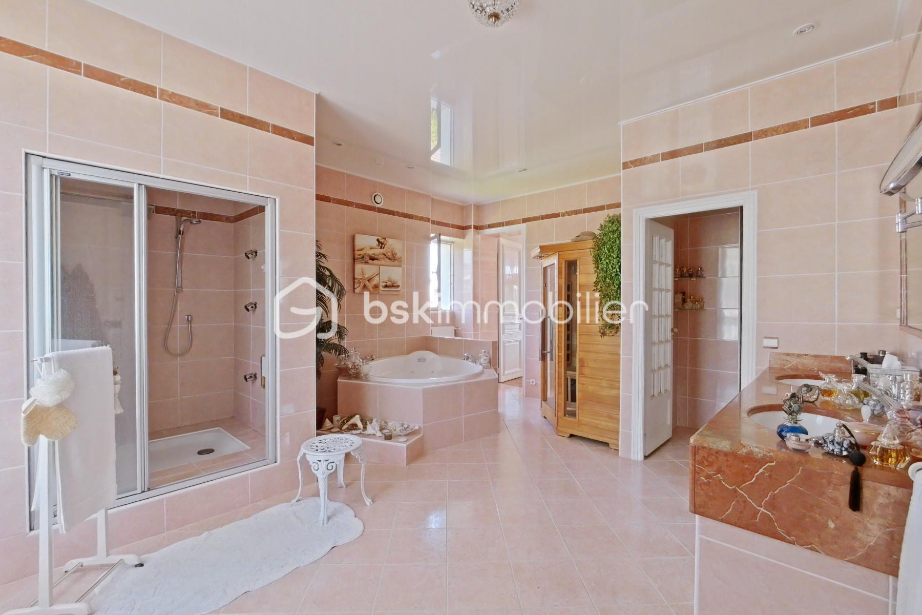Demeure de 323 m² - PHOTO SALLE DE BAIN 1.jpg