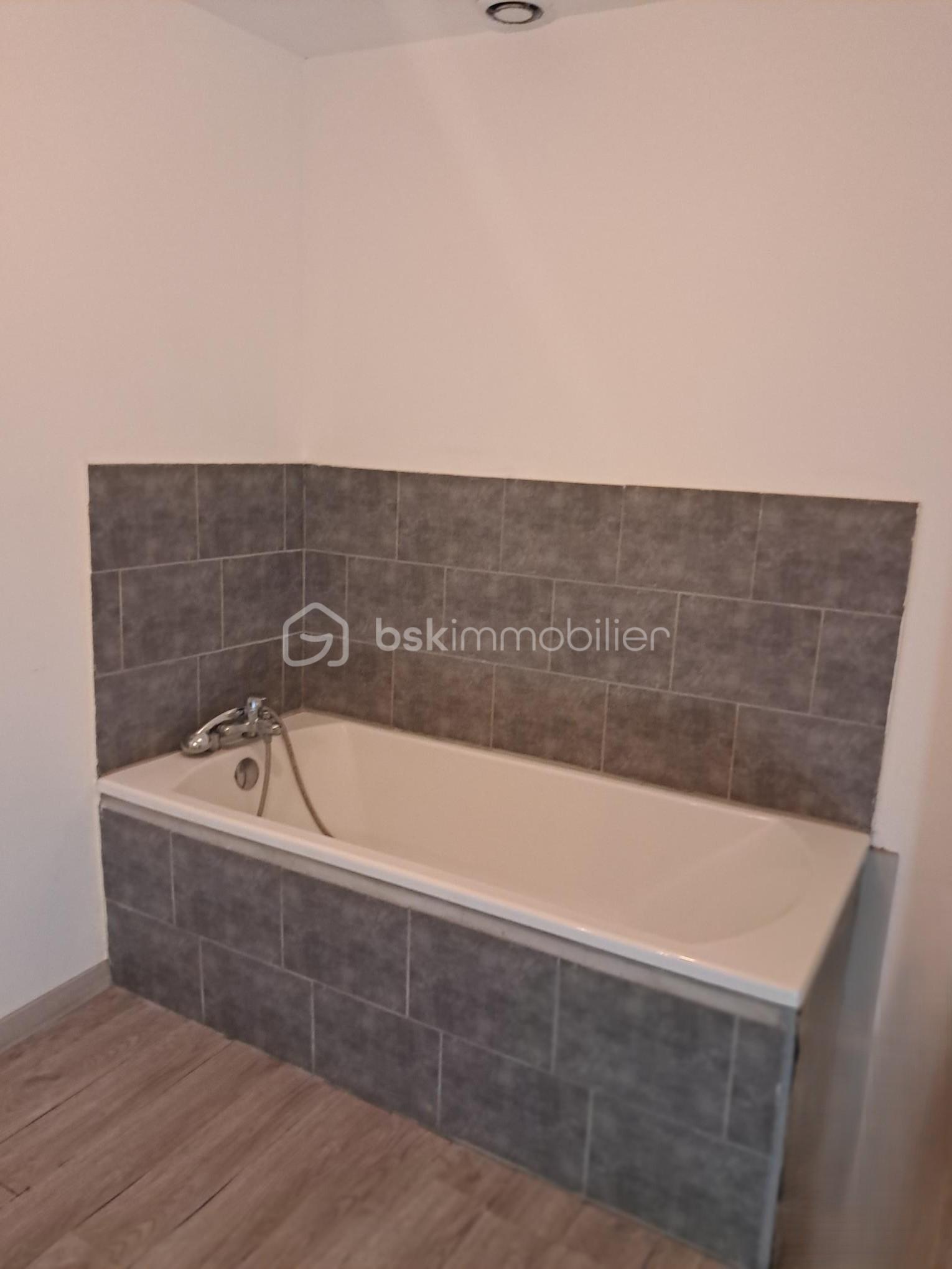 Maison ancienne de 127 m² - s-sdb baignoire.jpg