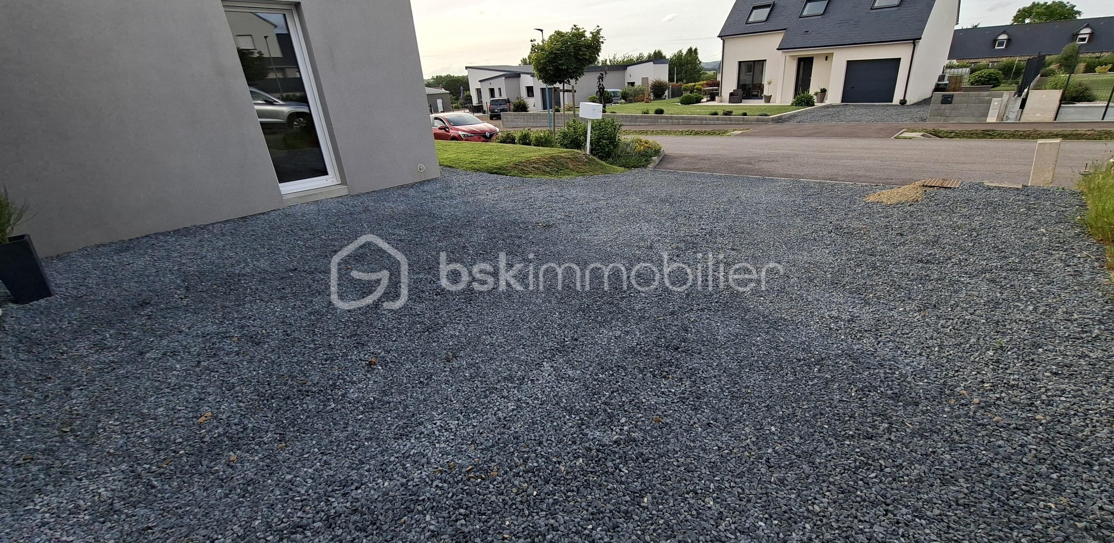 COM COUR PARKING AVANT.jpg