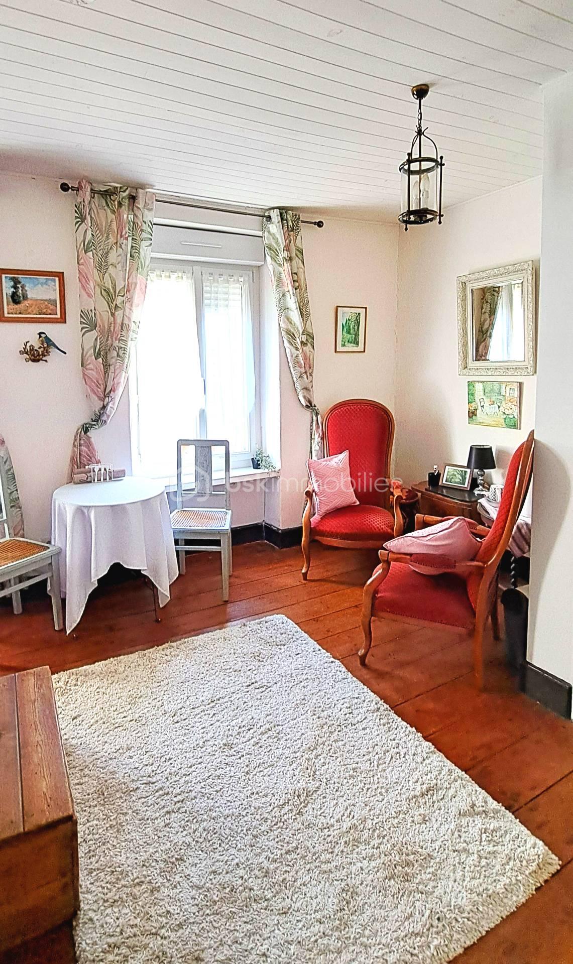 Maison de village de 109 m² - chambre 1 coin salon 2.jpg