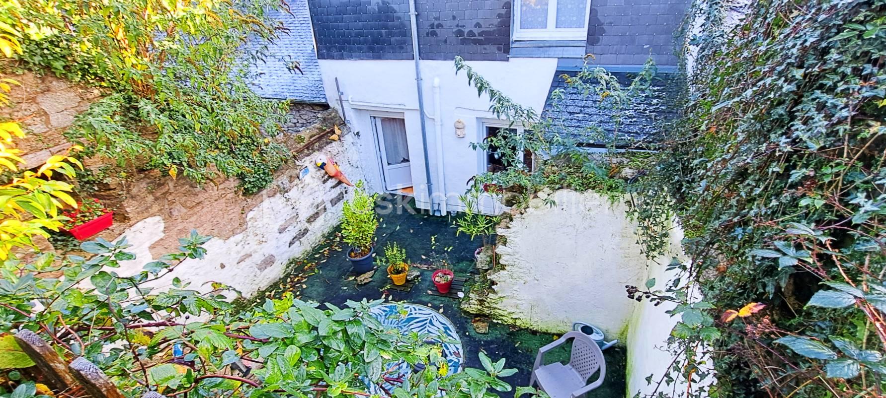 Maison de village de 109 m² - cour vue du dessus.jpg