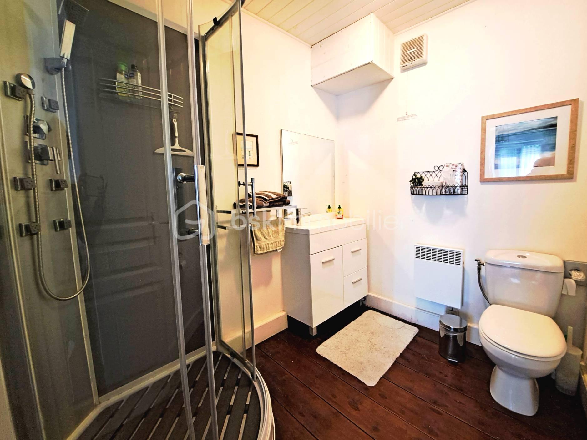 Maison de village de 109 m² - salle d'eau 1.jpg