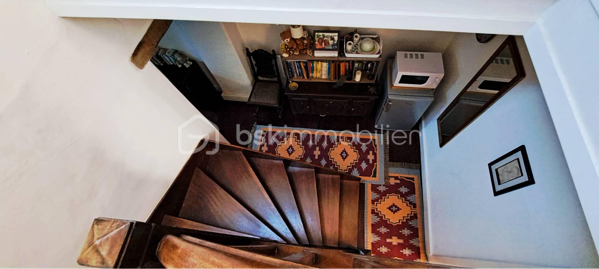 Maison de village de 109 m² - montée escaliers.jpg