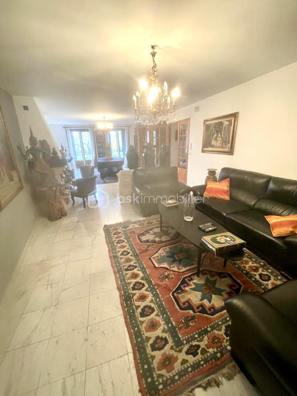 Maison de 245 m² - 54bbe7a8-d48f-424f-b863-66d57373518d.jpg