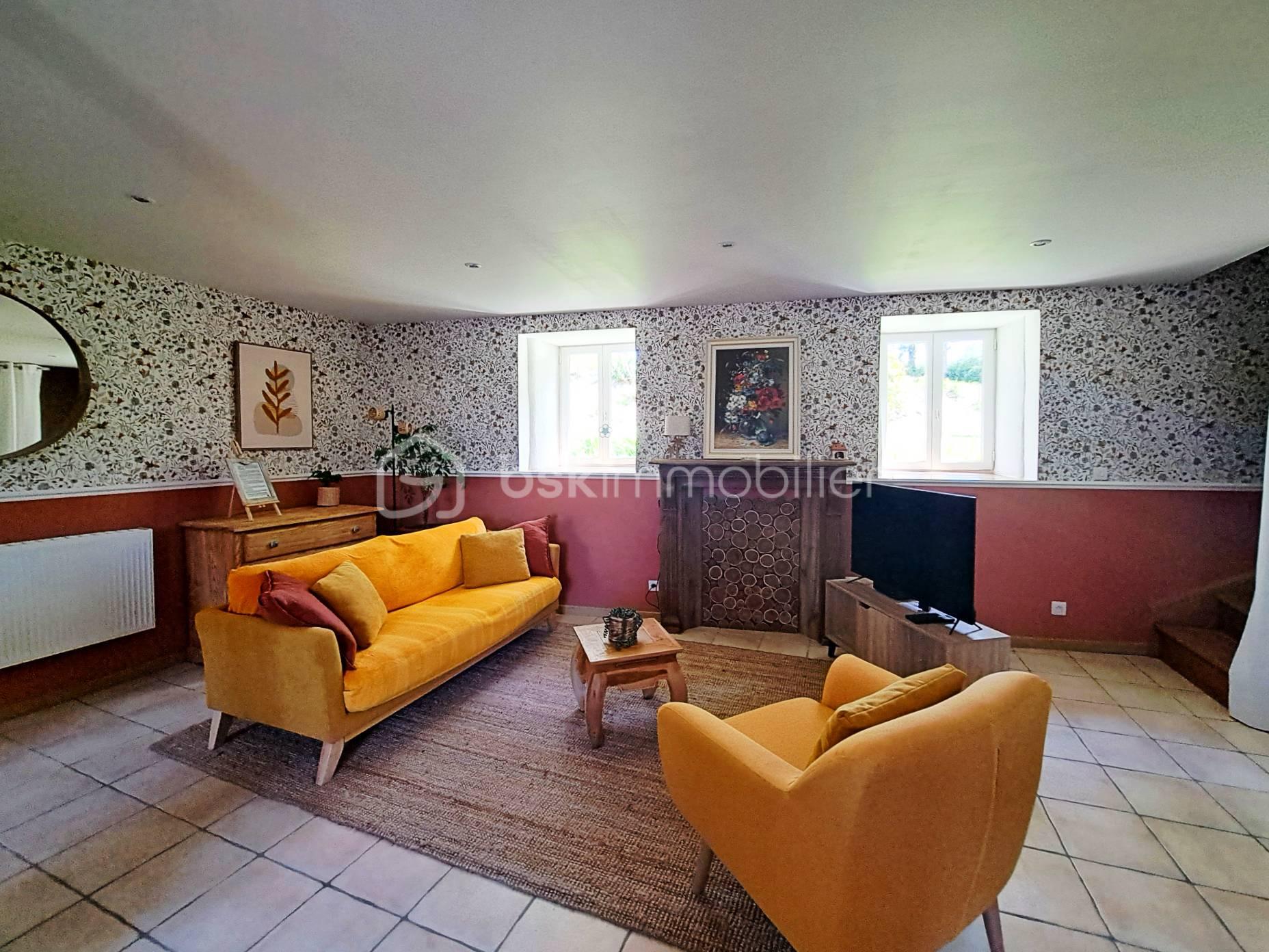 Le Petit Duc salon.jpg