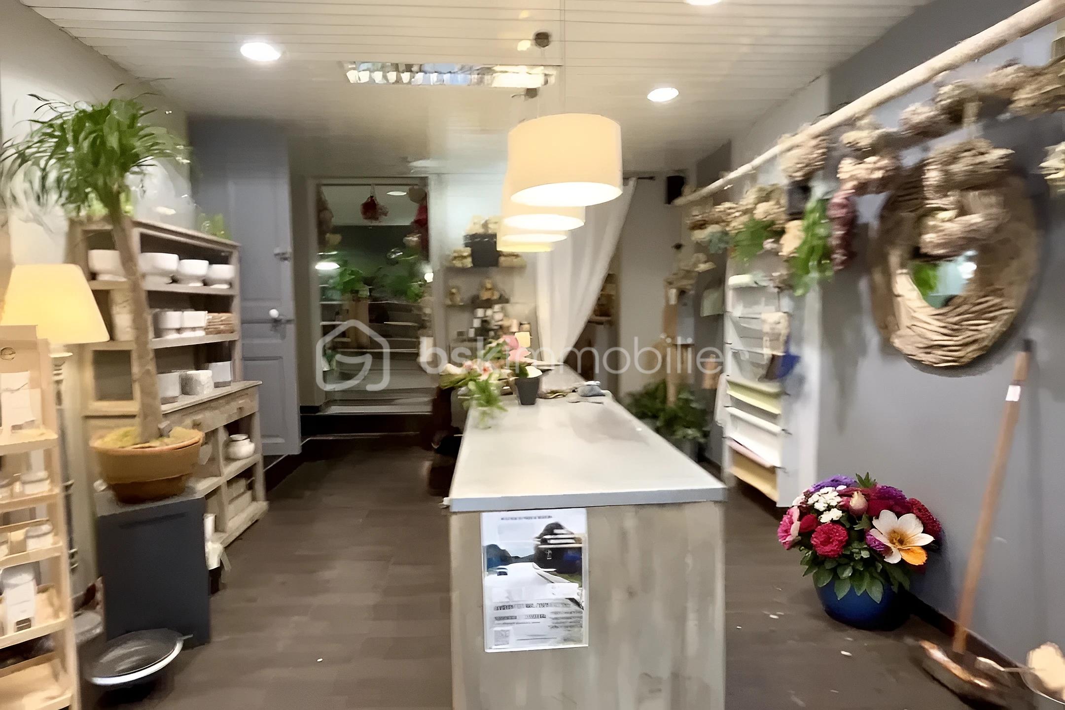 Local d activites de 150 m² - hoqi-619694b17e9a4d068628c7e8a0020078.JPG