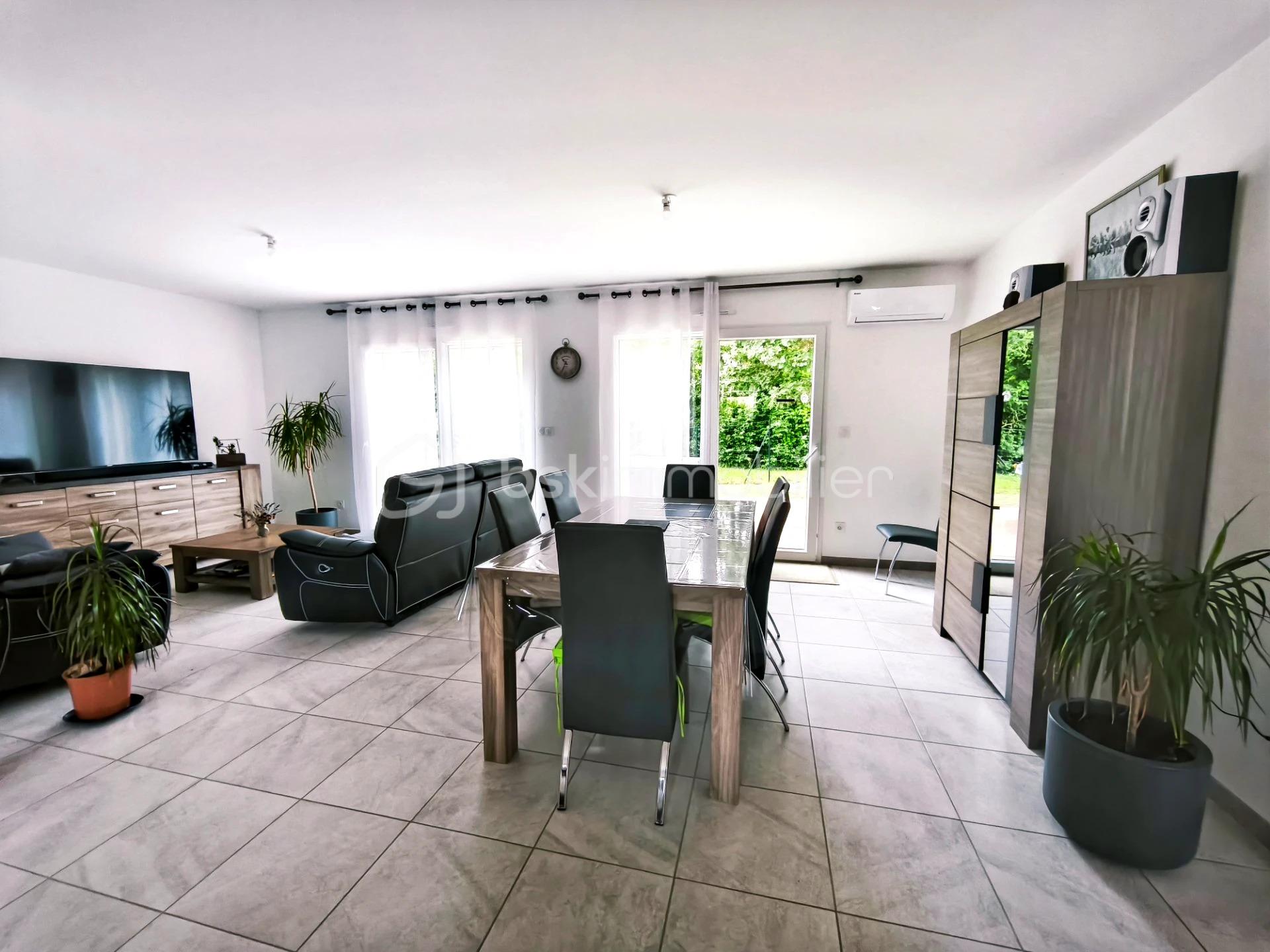 Seissan_livingroom-dinningroom_9f72100e.jpg