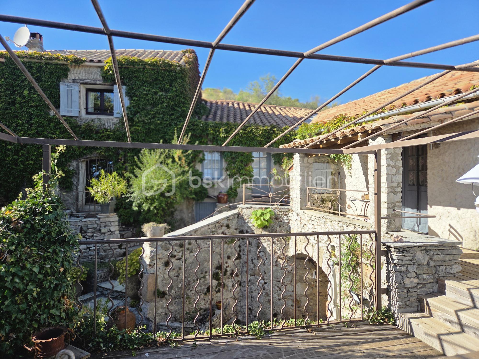 Mas de 210 m² - vue terrasse sur cour.jpg