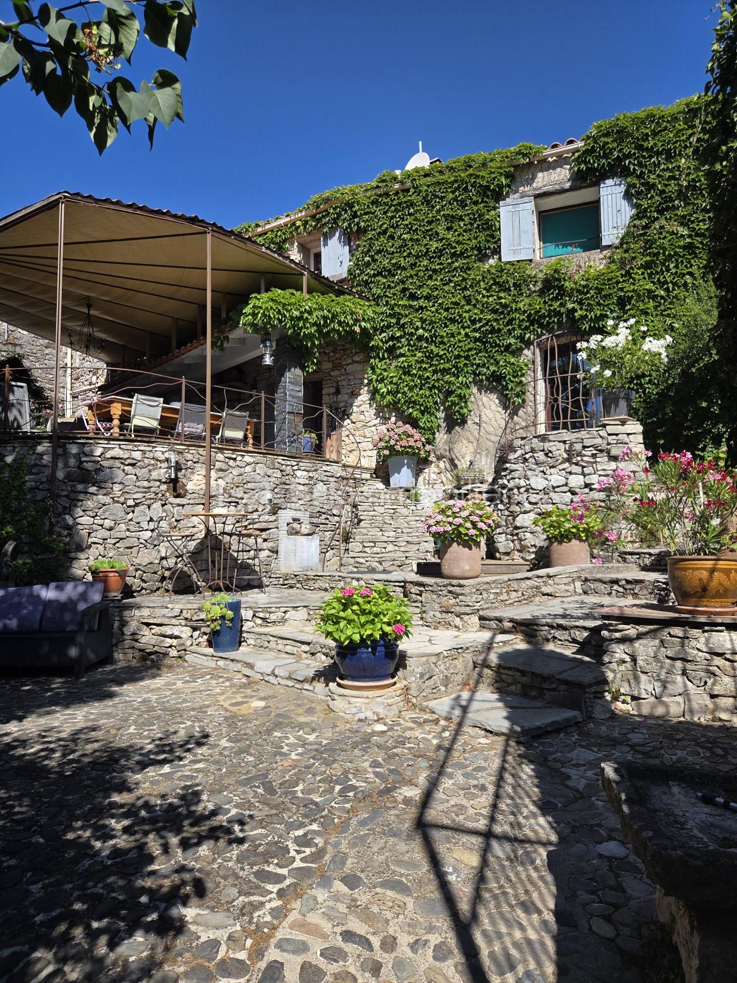 Mas de 210 m² - terrasse ext + cour.jpg