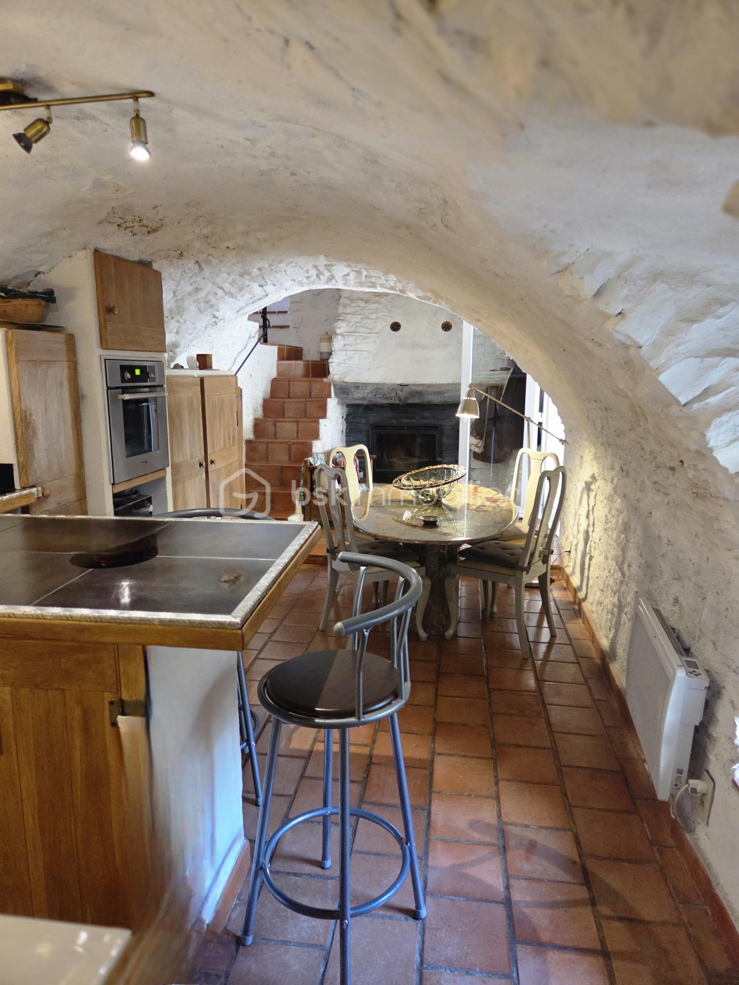 Mas de 210 m² - cuisine sàmanger.jpg