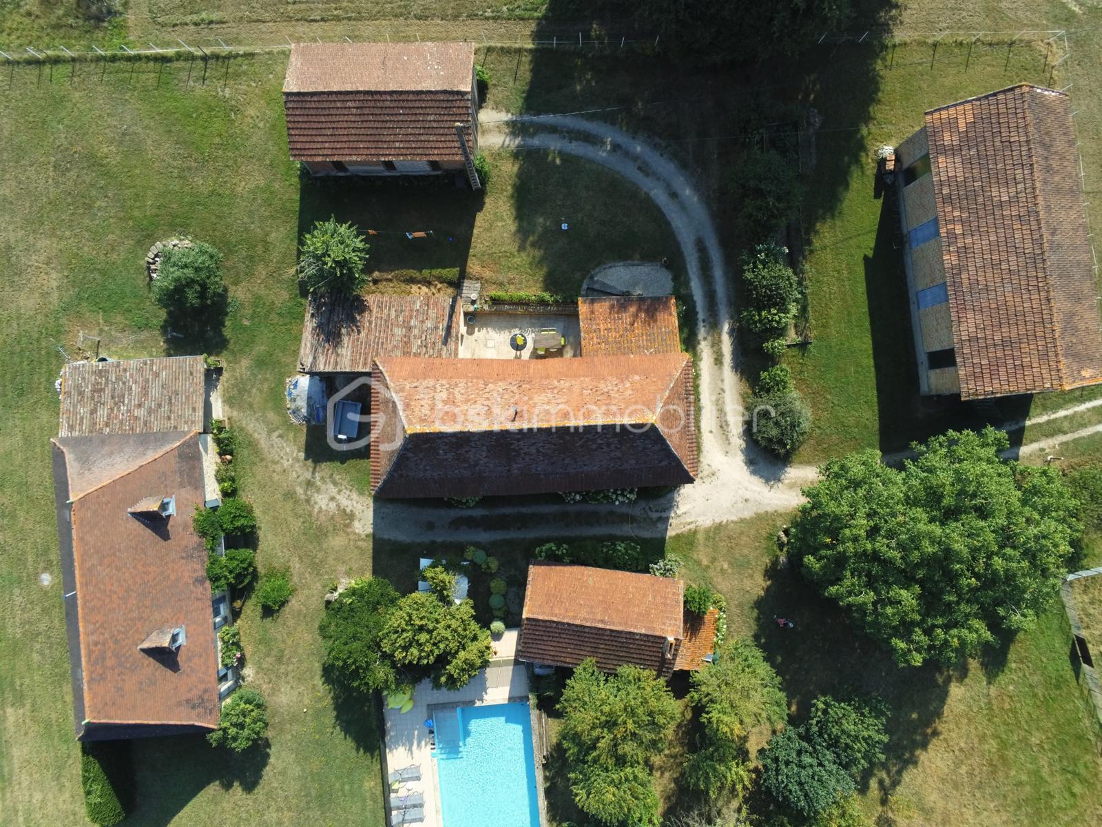 Maison en pierre de 215 m²