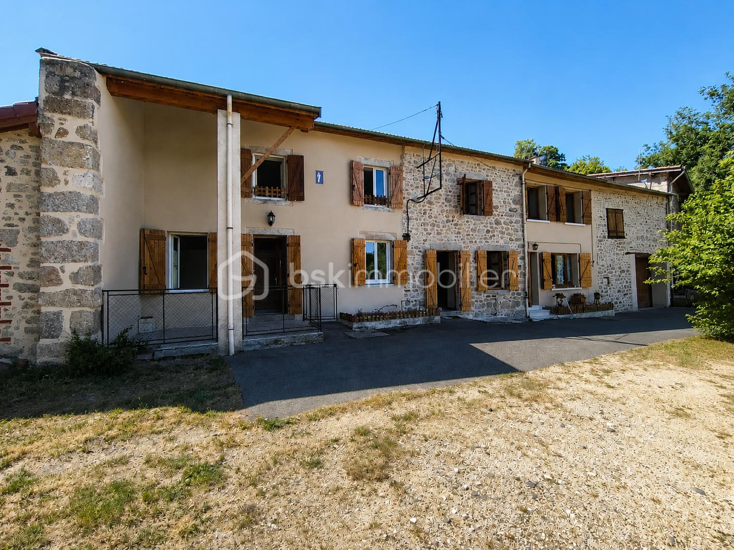 Maison 9 pièces 215 m² · à Noiretable · 215 m² · 195 000 €