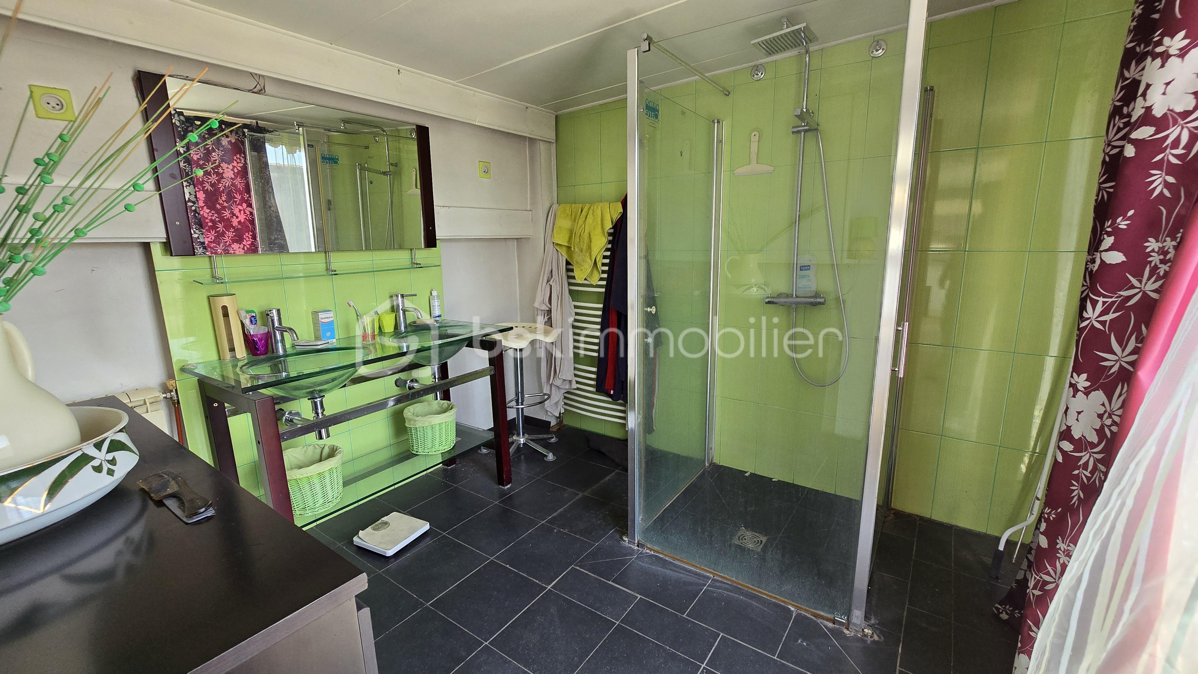 Immeuble de 980 m² - Appart T1-T2 étage 2 salle de bain.jpg