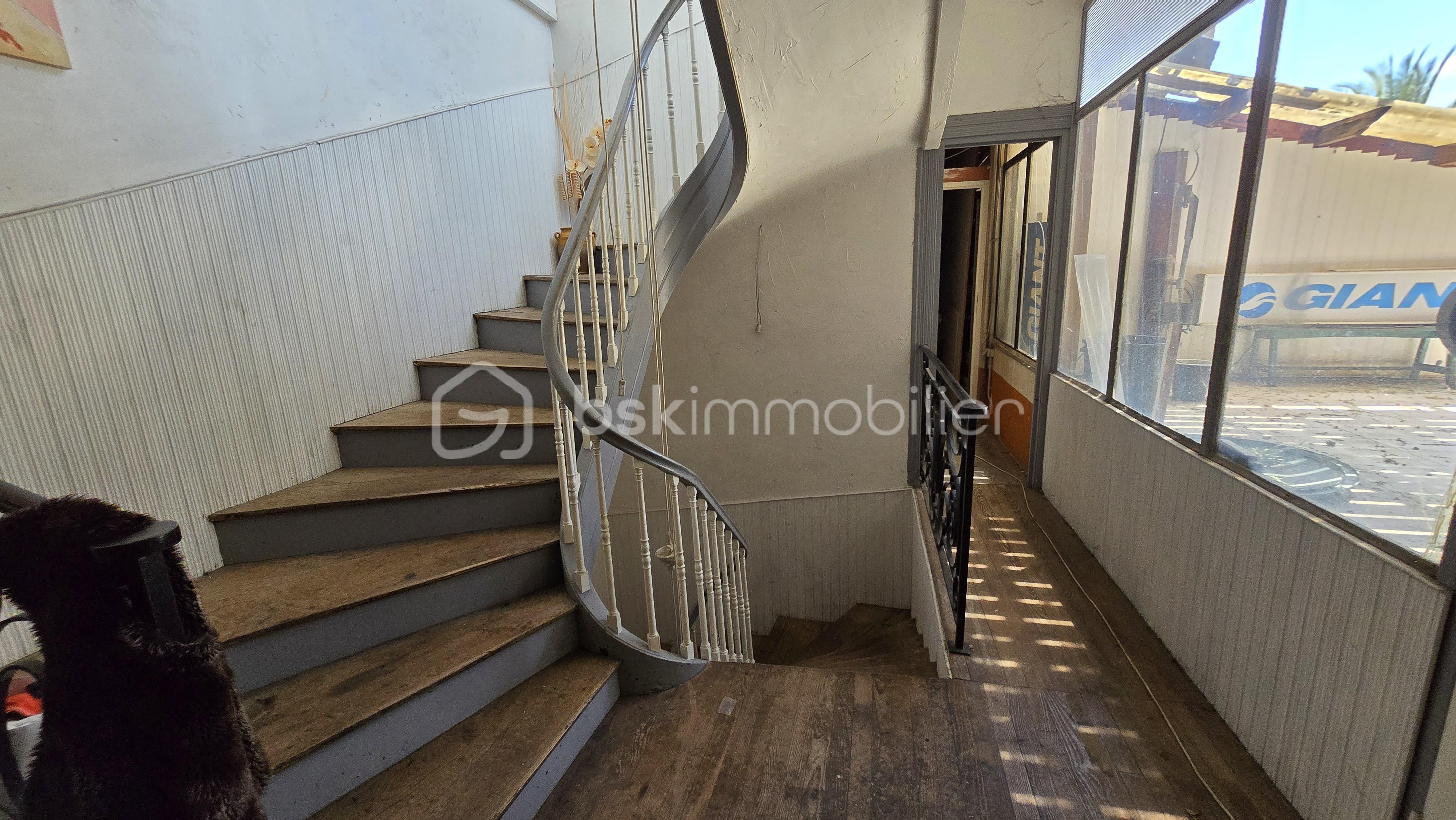 Immeuble de 980 m² - Escalier 1er.jpg