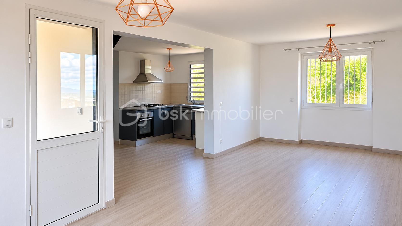 Intérieur moderne vide avec cuisine ouverte.png