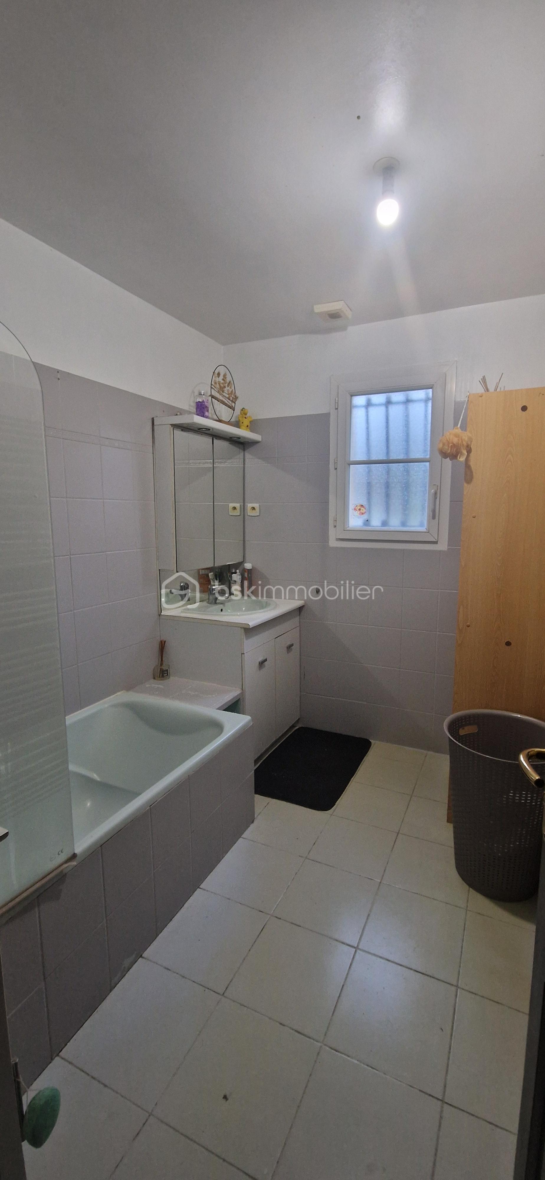 Maison traditionnelle de 142 m² - salle de bain RDC.jpg