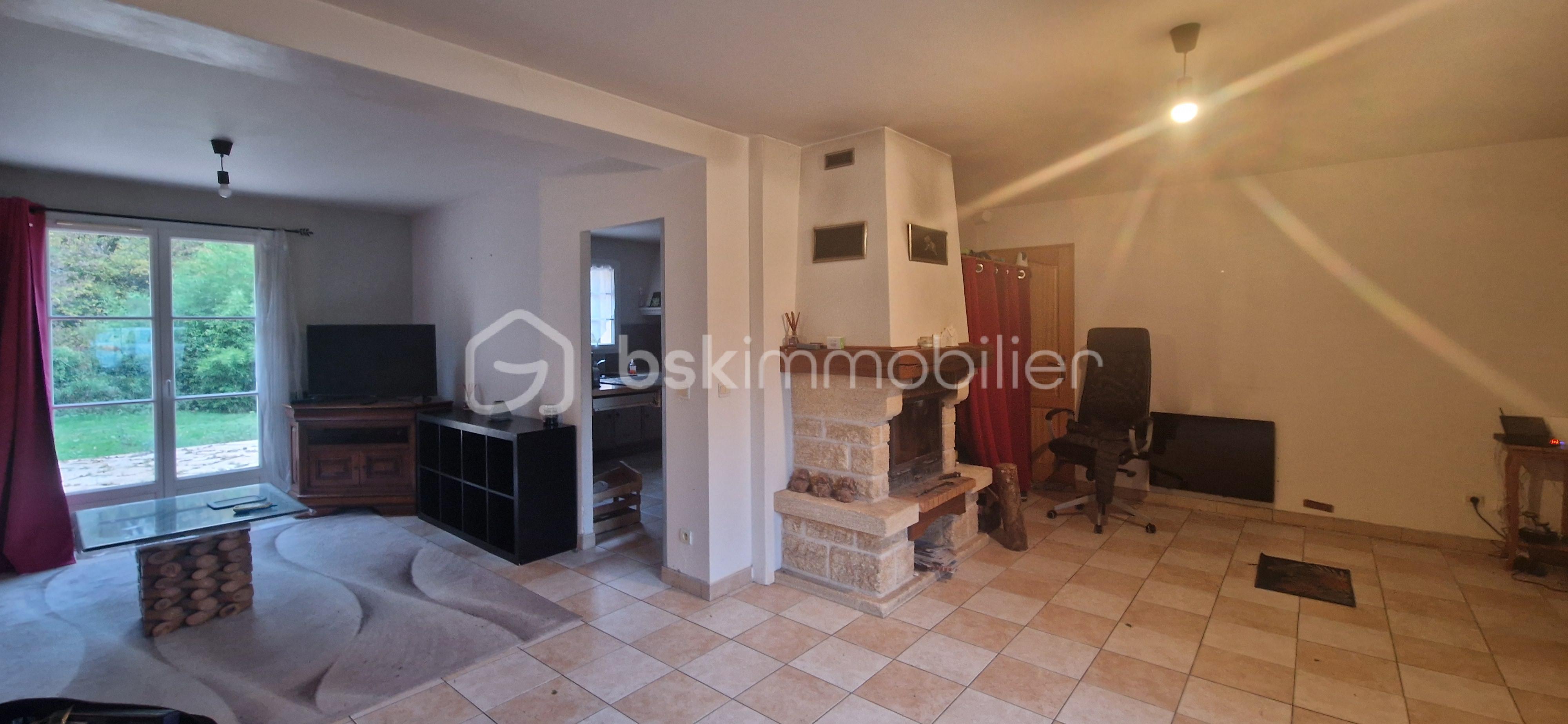 Maison traditionnelle de 142 m² - salon - salle à manger avec cheminée.jpg