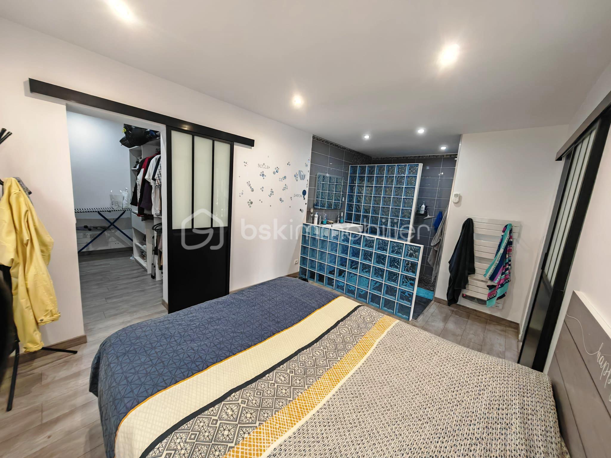 Maison d architecte de 135 m² - chambre-dressing-sde.jpg