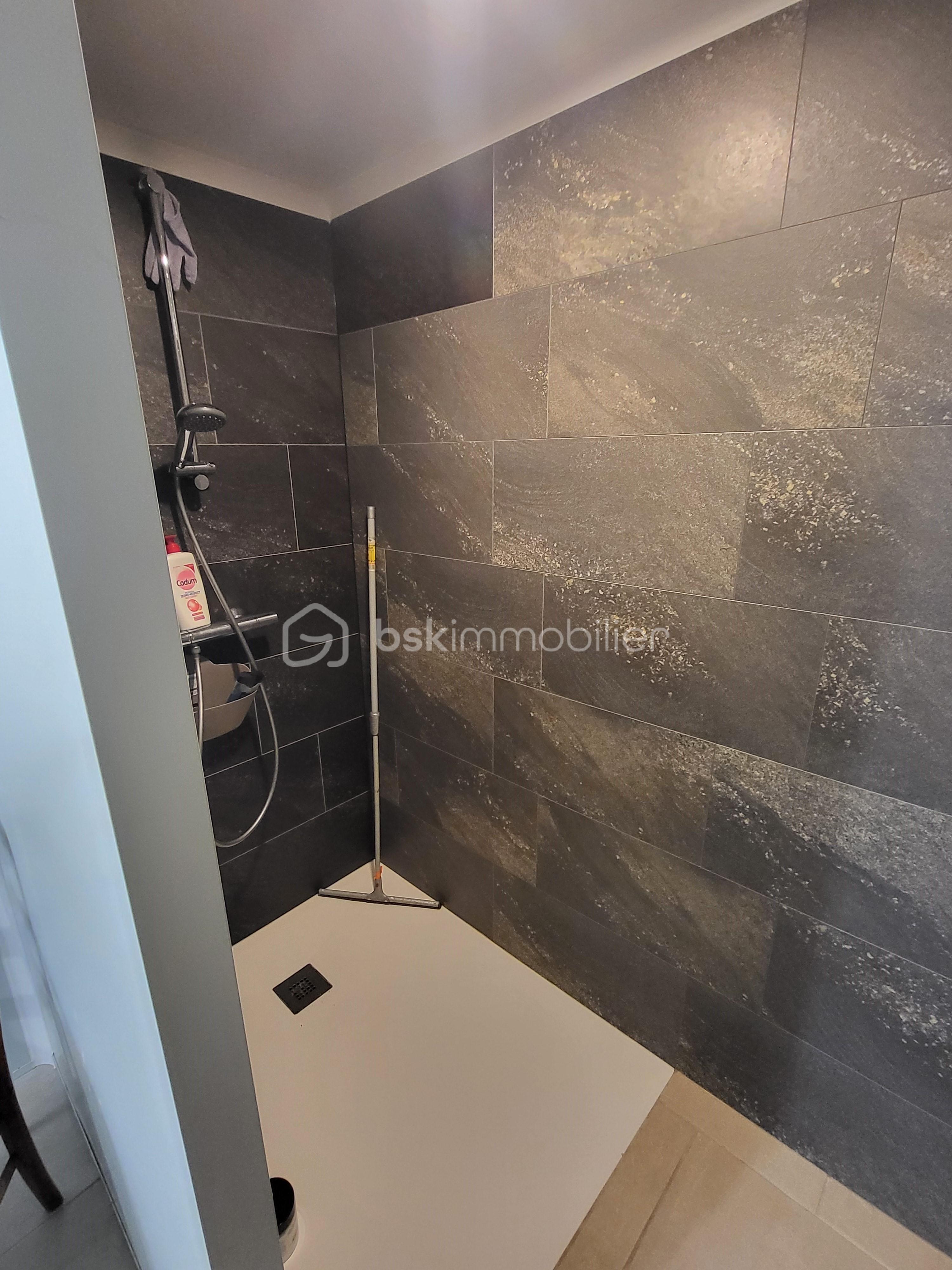 Maison de 120 m² - salle d'eau du bas.jpg