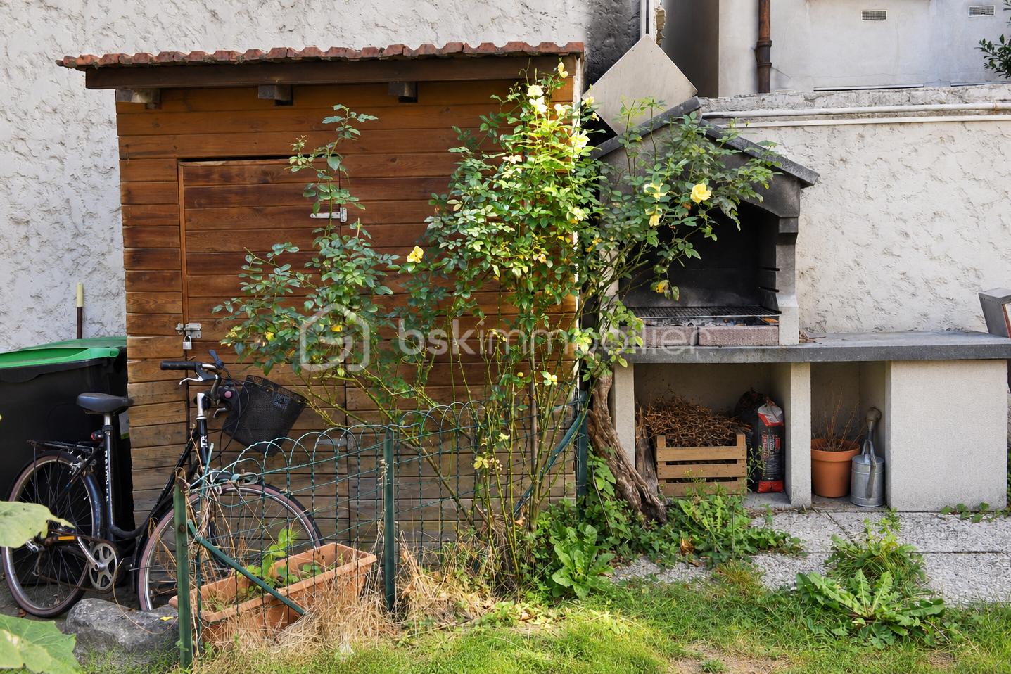 Coin de jardin cabanon et barbecue.jpg