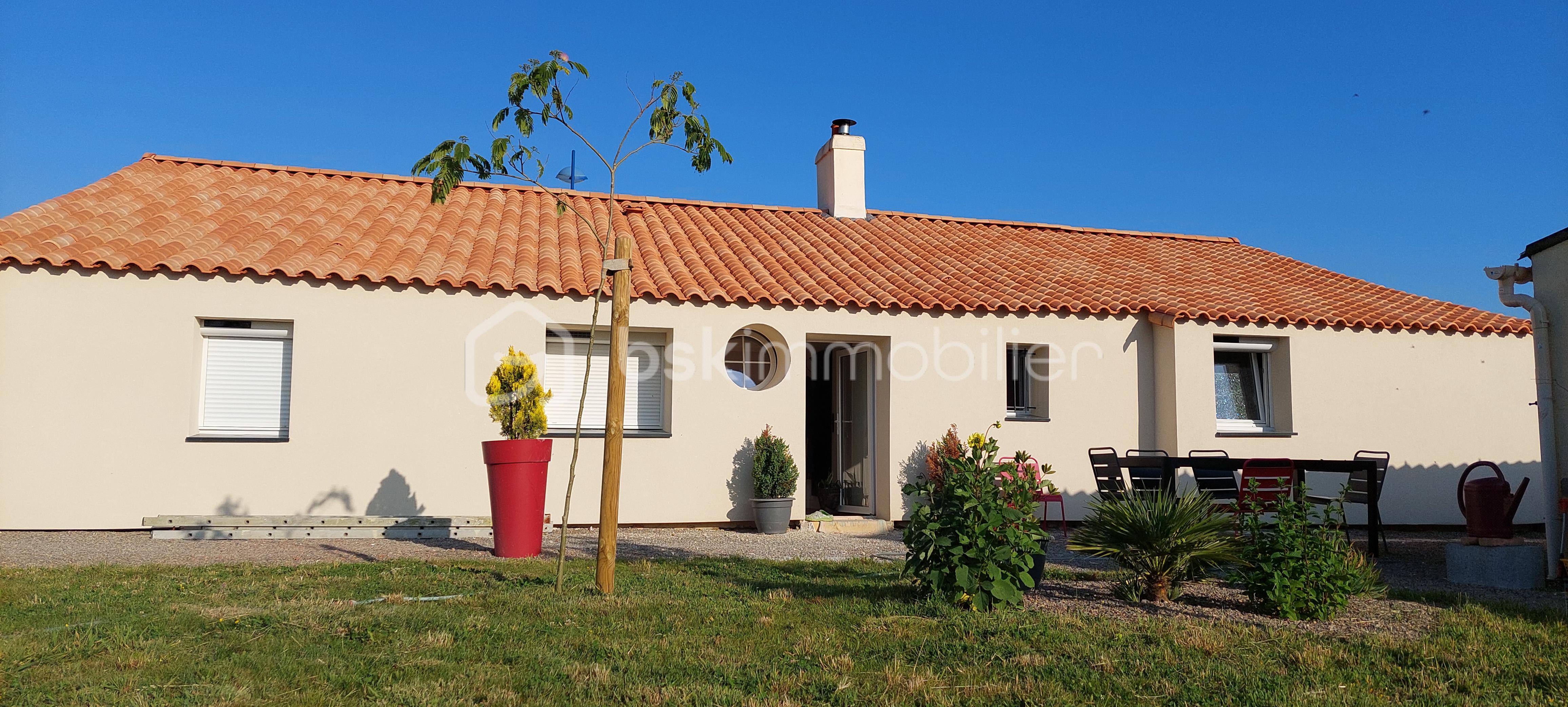 Maison en pierre de 96 m² - vue maison depuis jardin.jpg