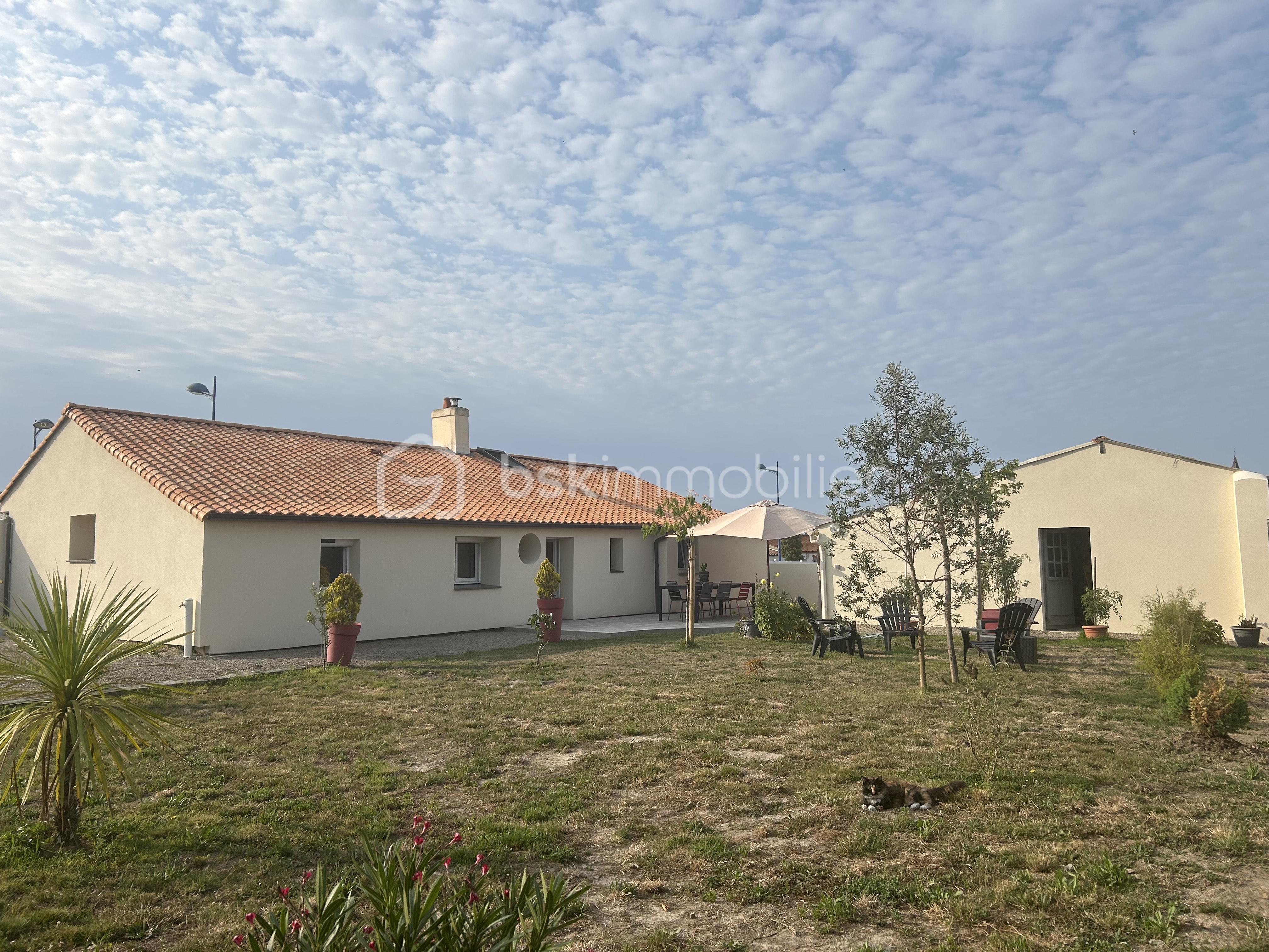 Maison en pierre de 96 m² - VUE DEPUIS FOND DU JARDIN.jpeg