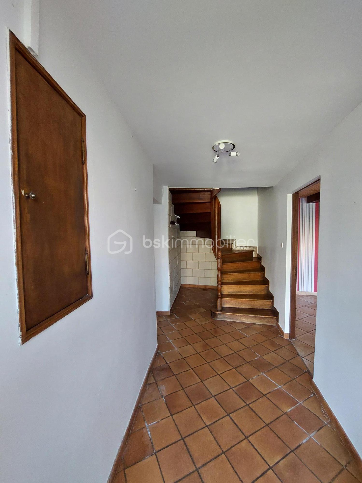 escalier d'entrée verniolle.jpg