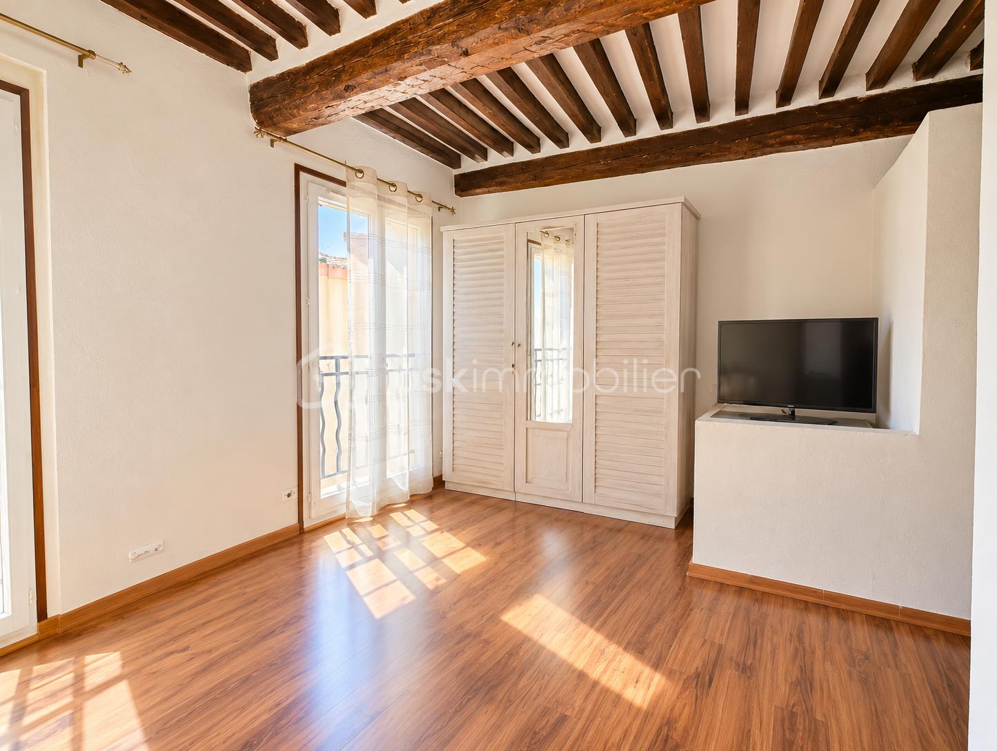 Pièce provençale baignée de soleil.png