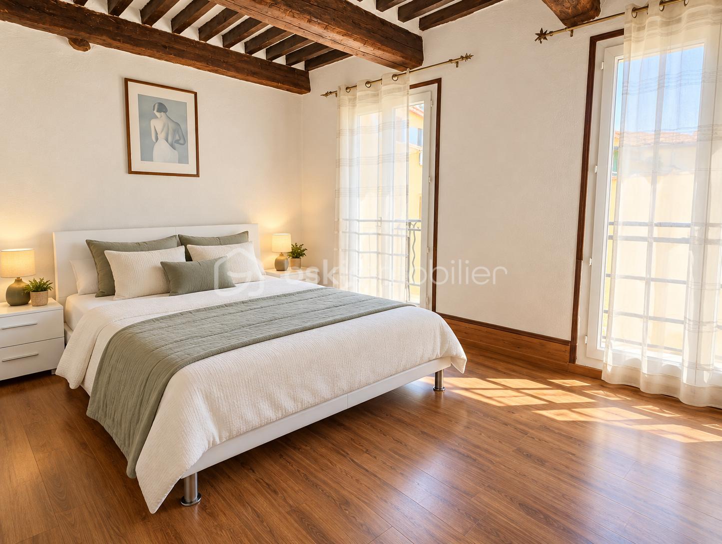 Chambre lumineuse aux poutres apparentes.png