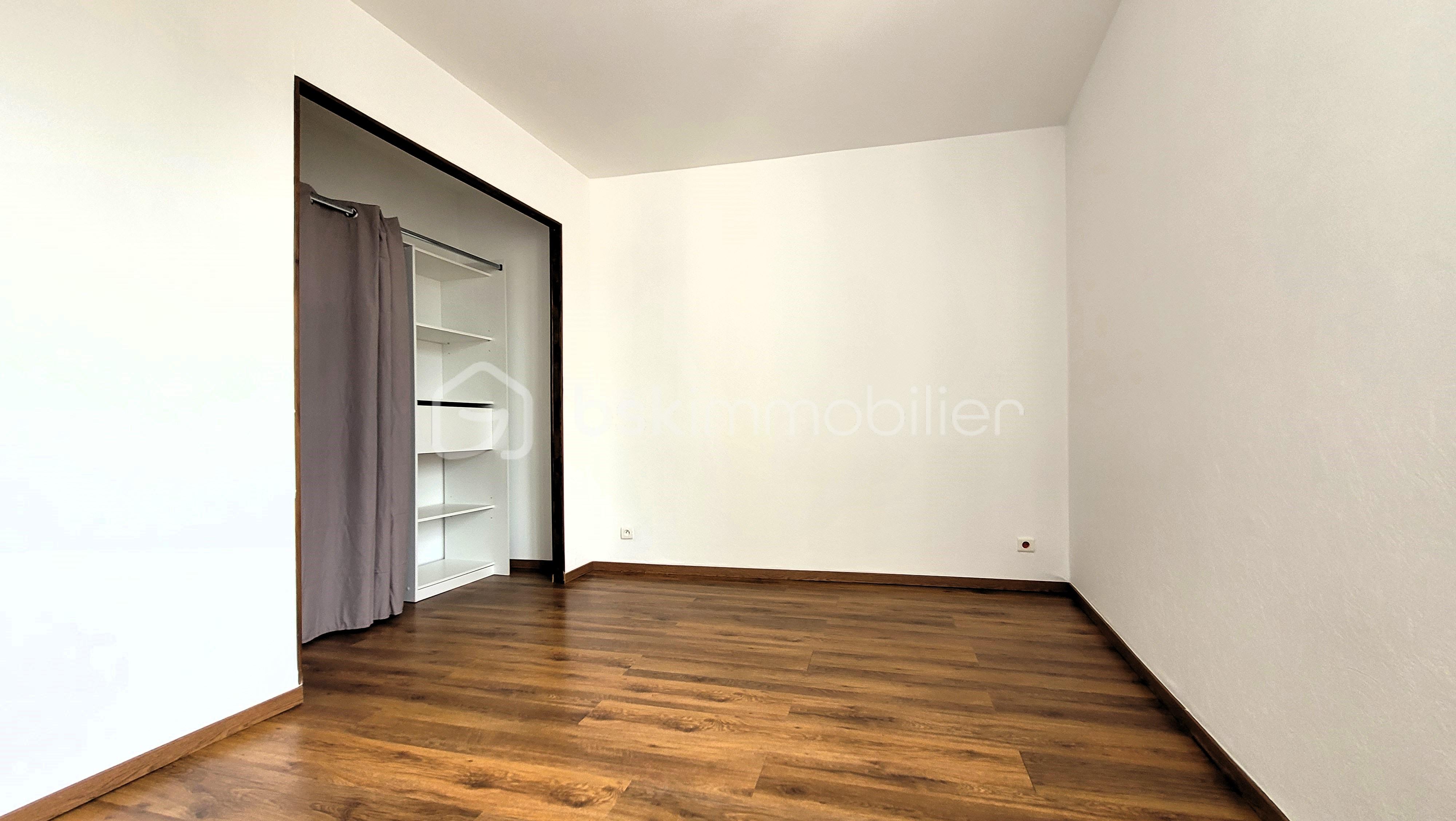Appartement de 42,41 m² - chambre DRESSING .jpg