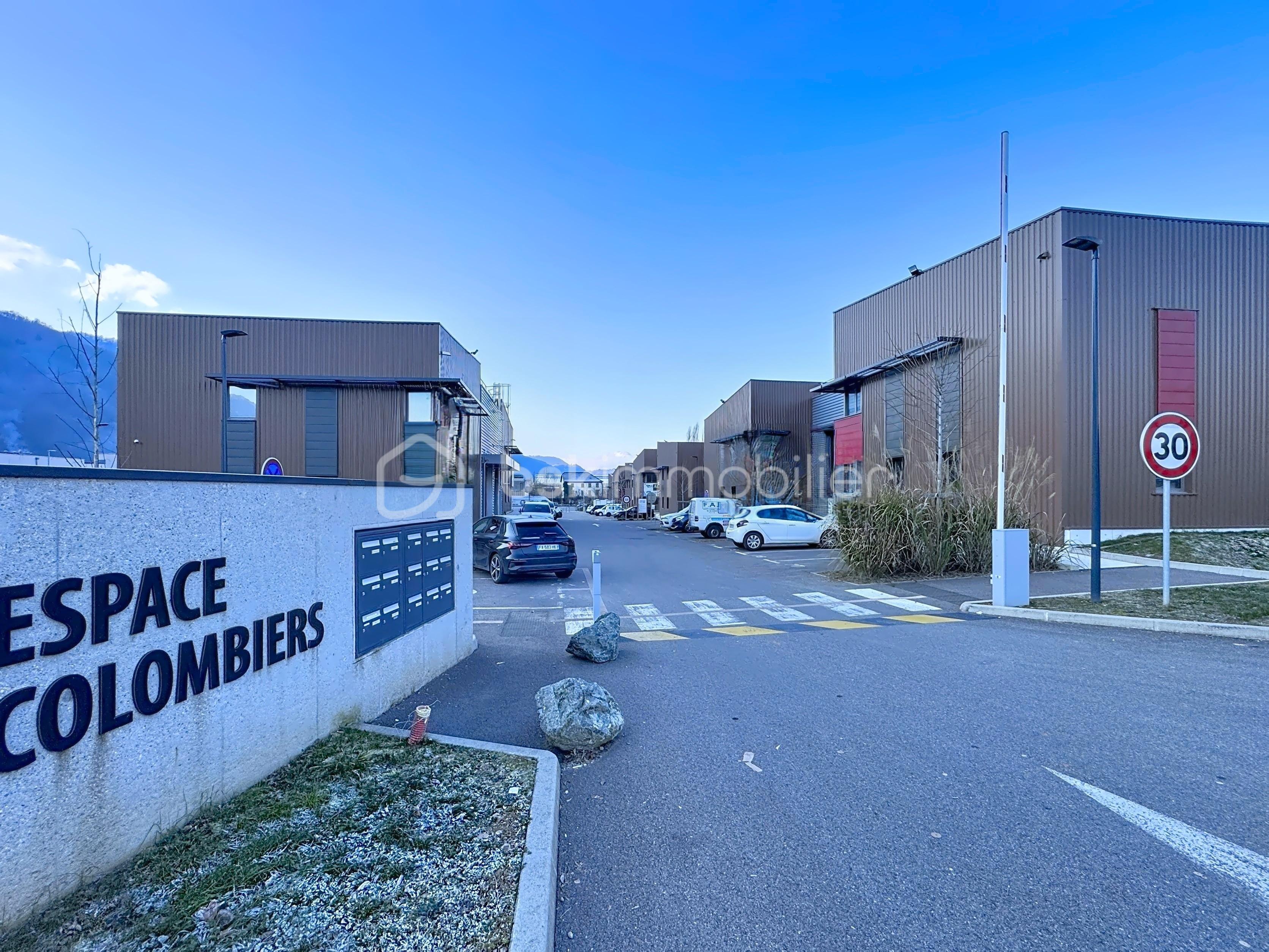 Local d'activités de 341 m² - local-domene-mr-garcier_00002.jpeg