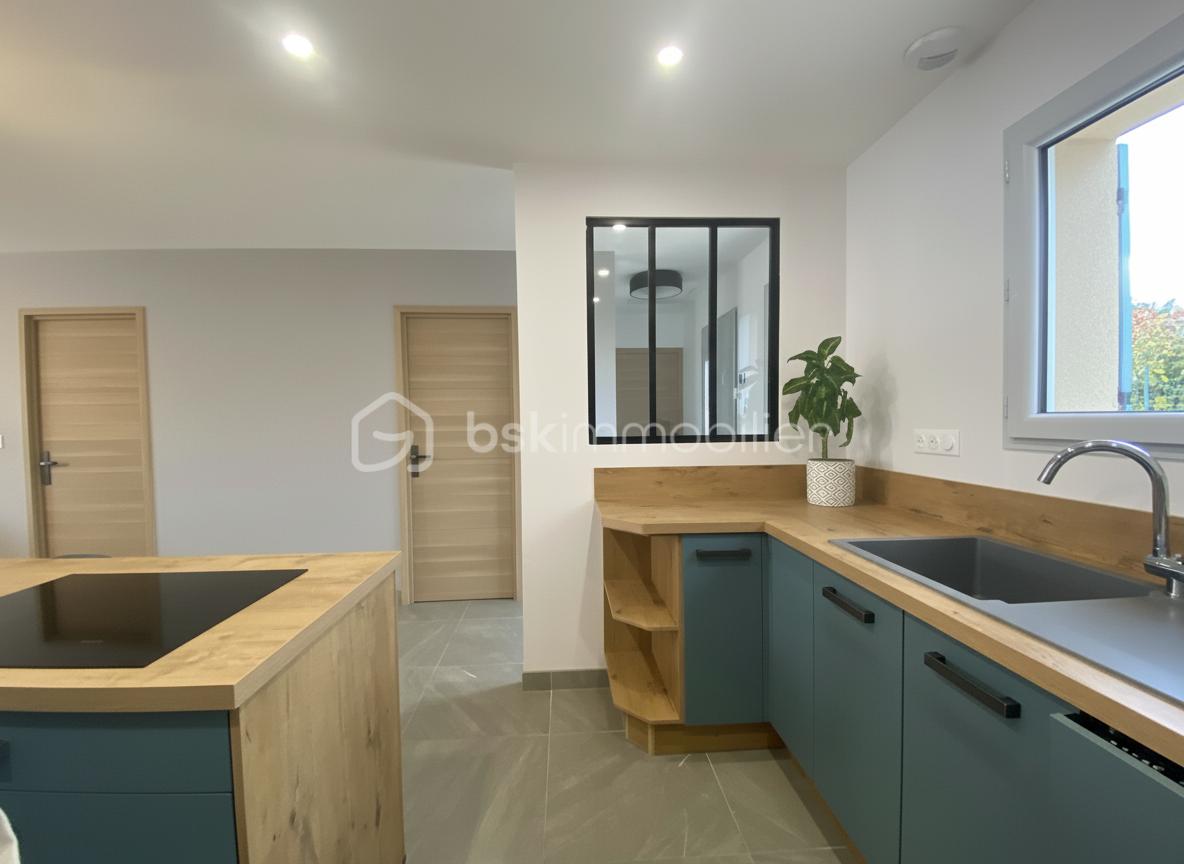 Maison de 125 m² - Cuisine vue avec entrée.jpg