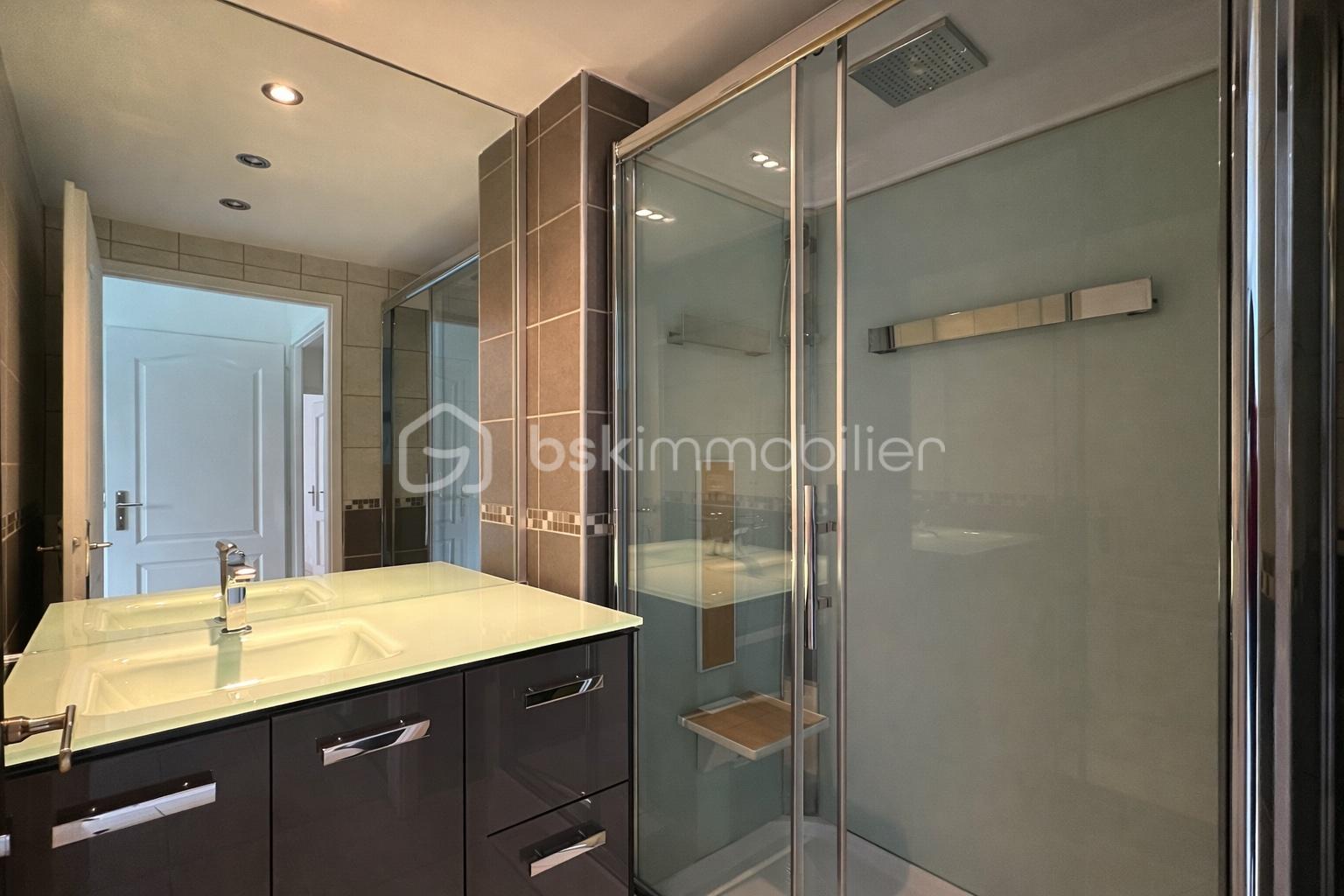 Appartement de 93,95 m² - Salle de bain moderne et spacieuse.jpg