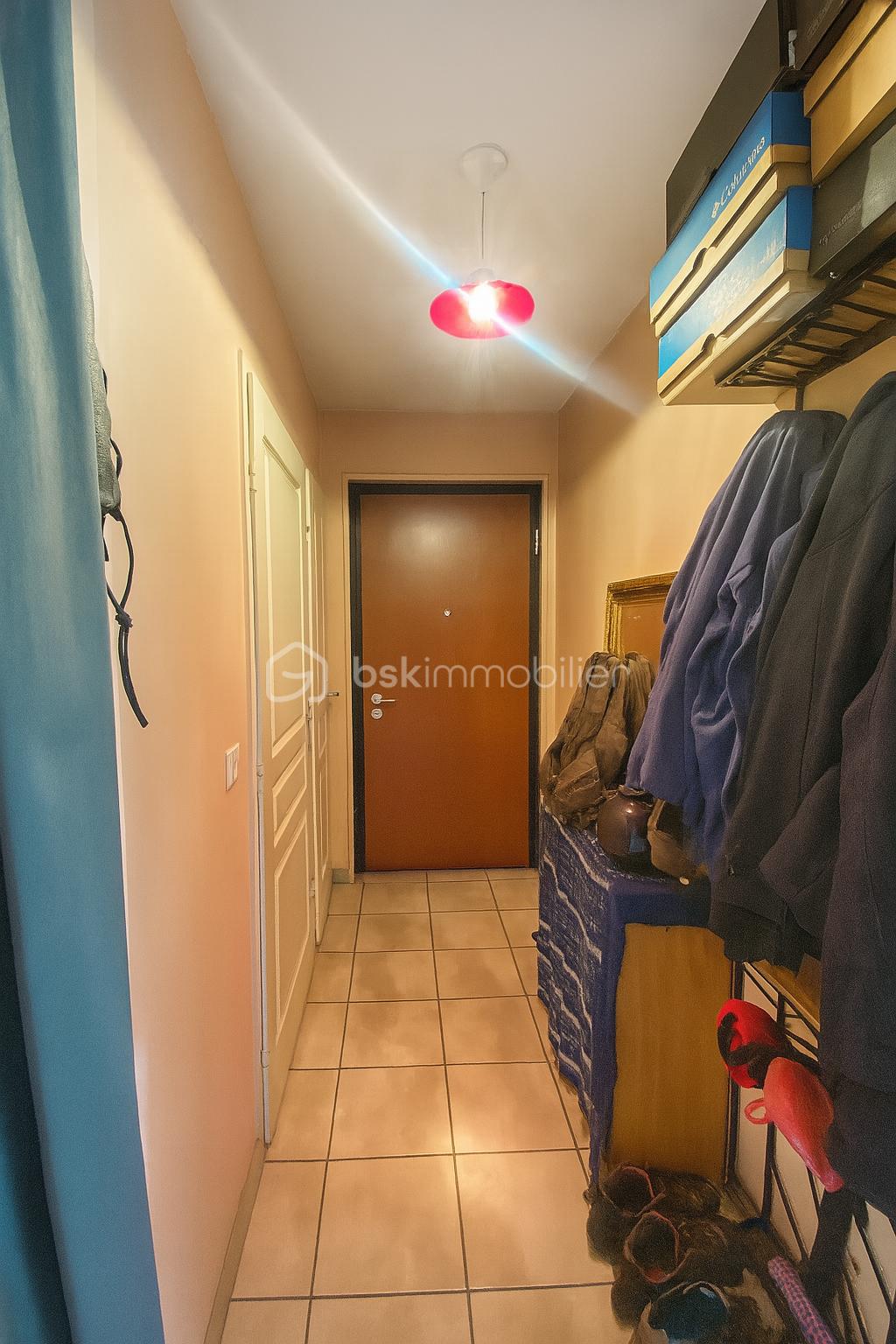 Appartement de 39,18 m² - Couloir accueillant avec lumière tamisée.png