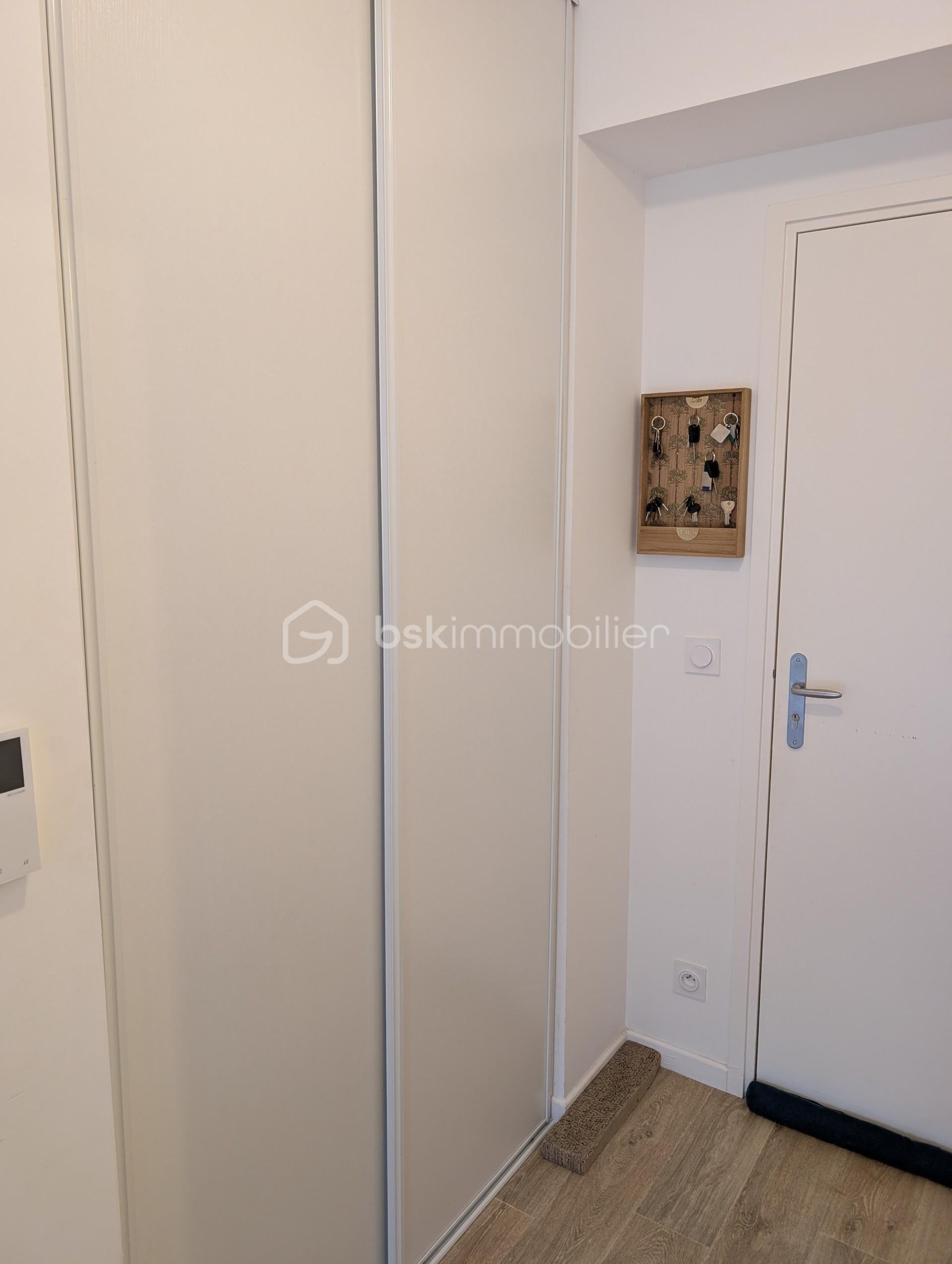 Appartement de 58 m² - Entrée avec dressing.jpg