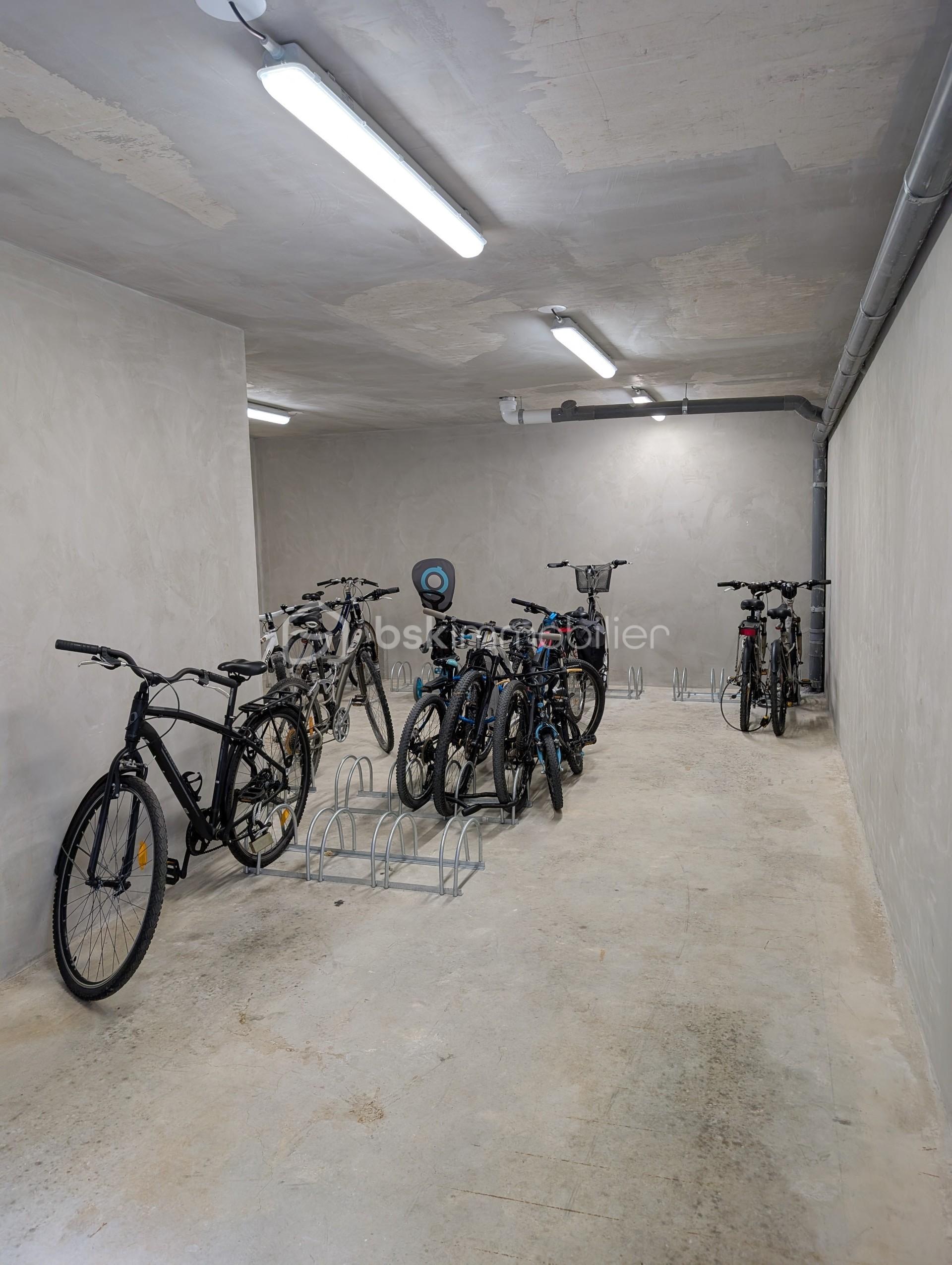 Appartement de 58 m² - local à vélos.jpg