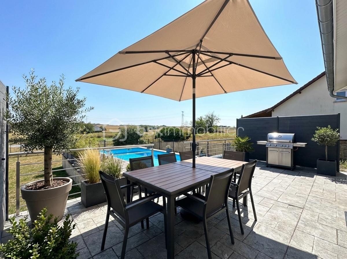 Real_estate_listing_terrace_staging_in_modern_styl-1770299226061.png