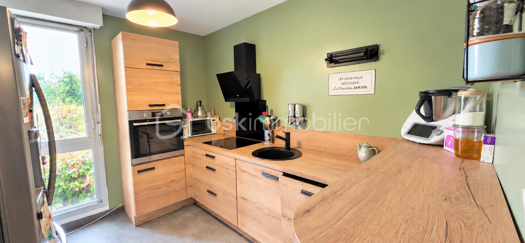 Cuisine moderne et chaleureuse, sans objets bleus.png