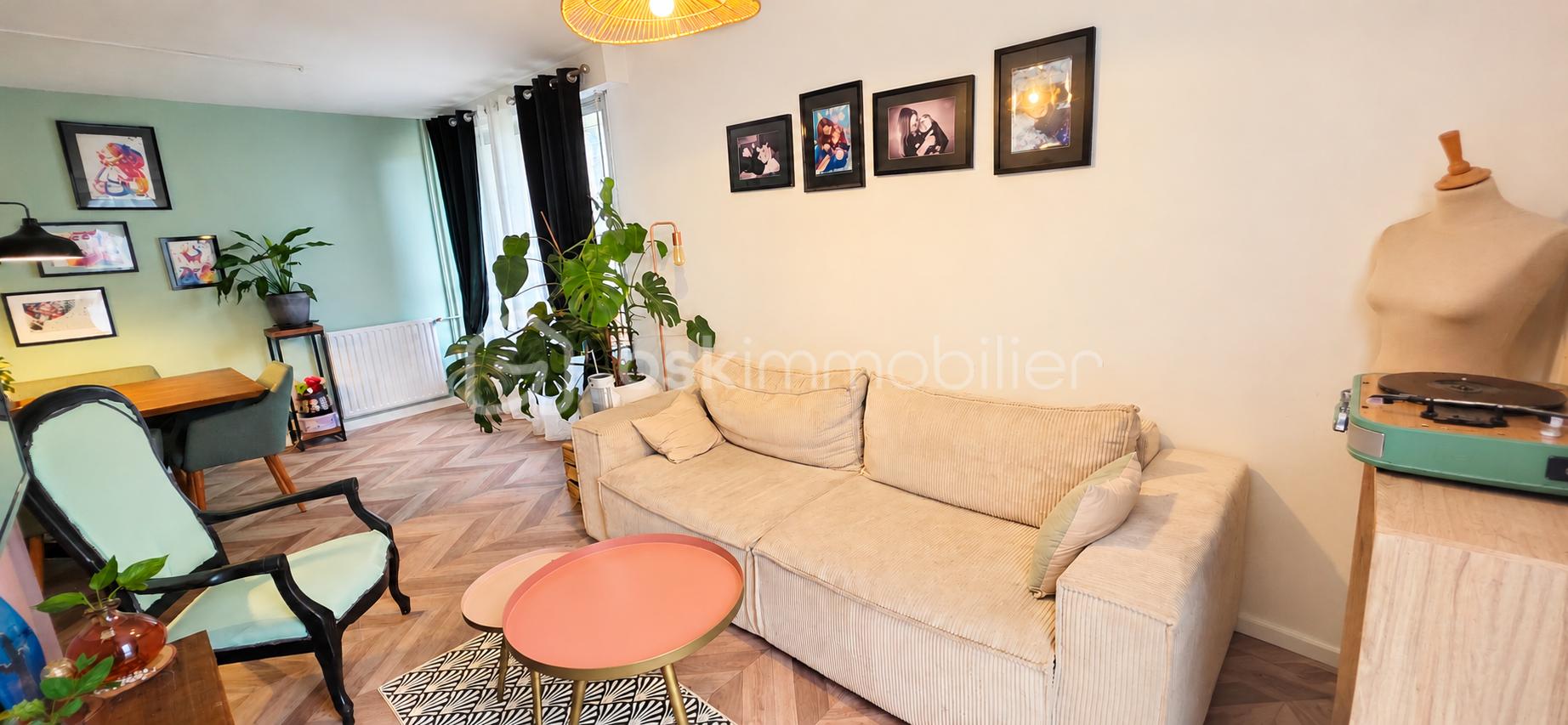 Salon scandinave épuré aux tons pastel.png