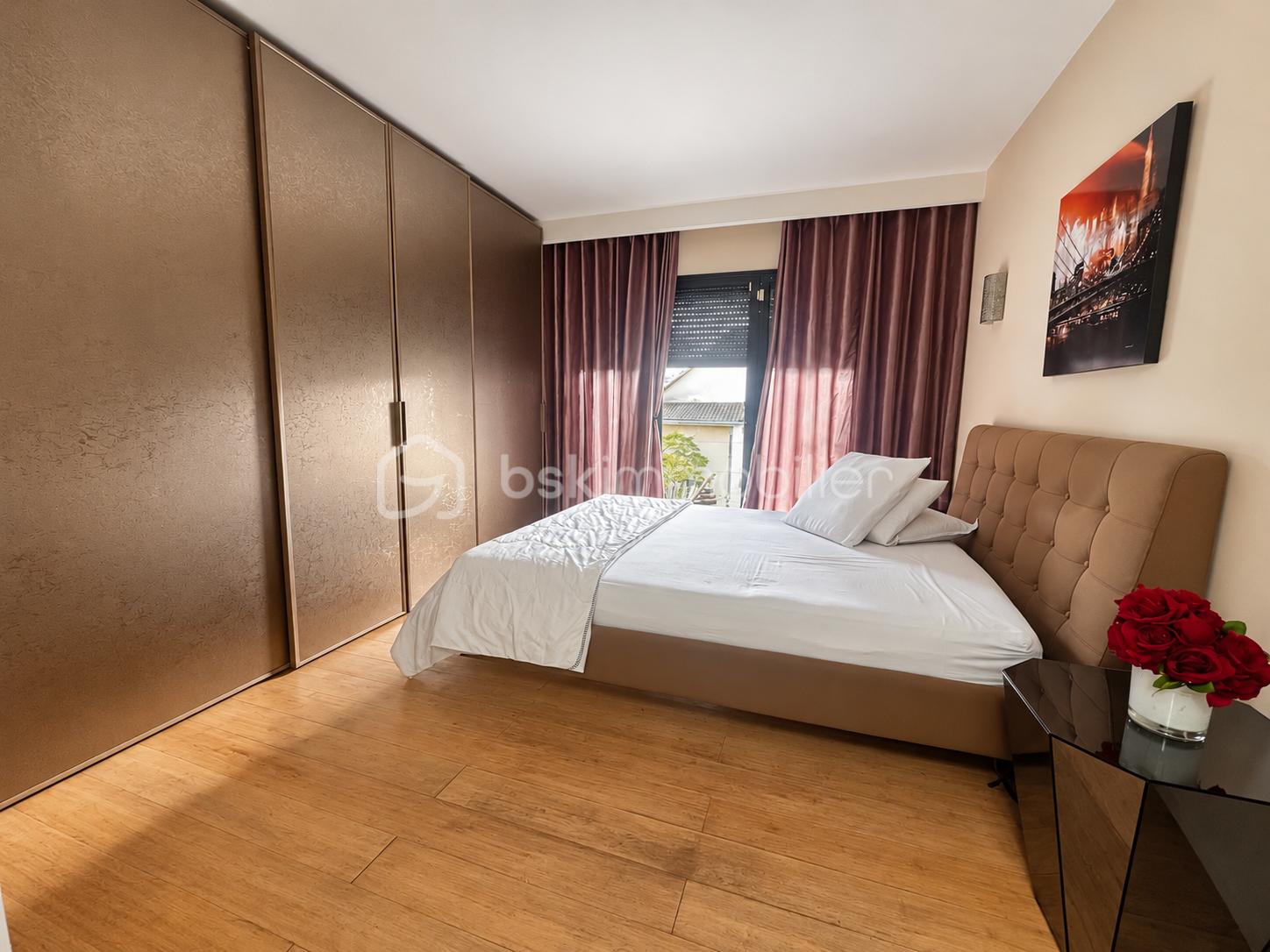 Chambre moderne baignée de lumière naturelle.png