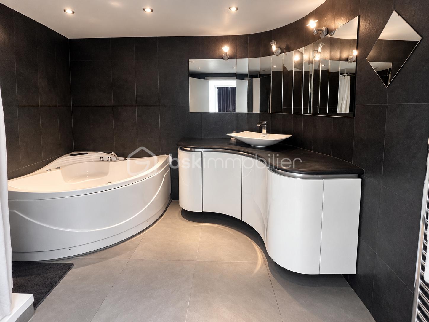 Salle de bain moderne aux courbes élégantes.png