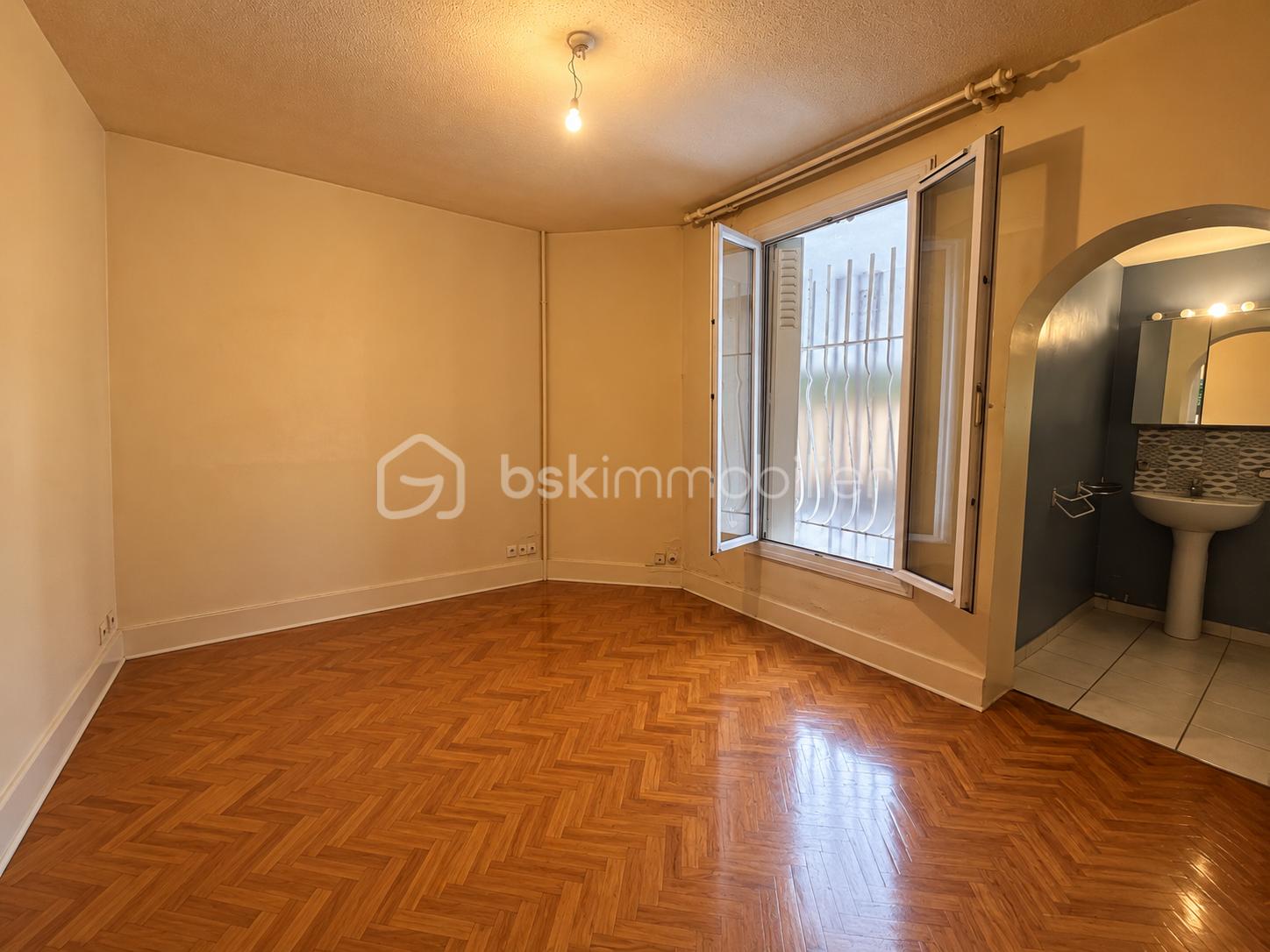Pièce vide au parquet chaleureux.png