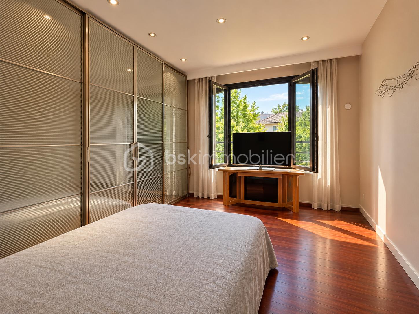 Chambre moderne baignée de lumière.png