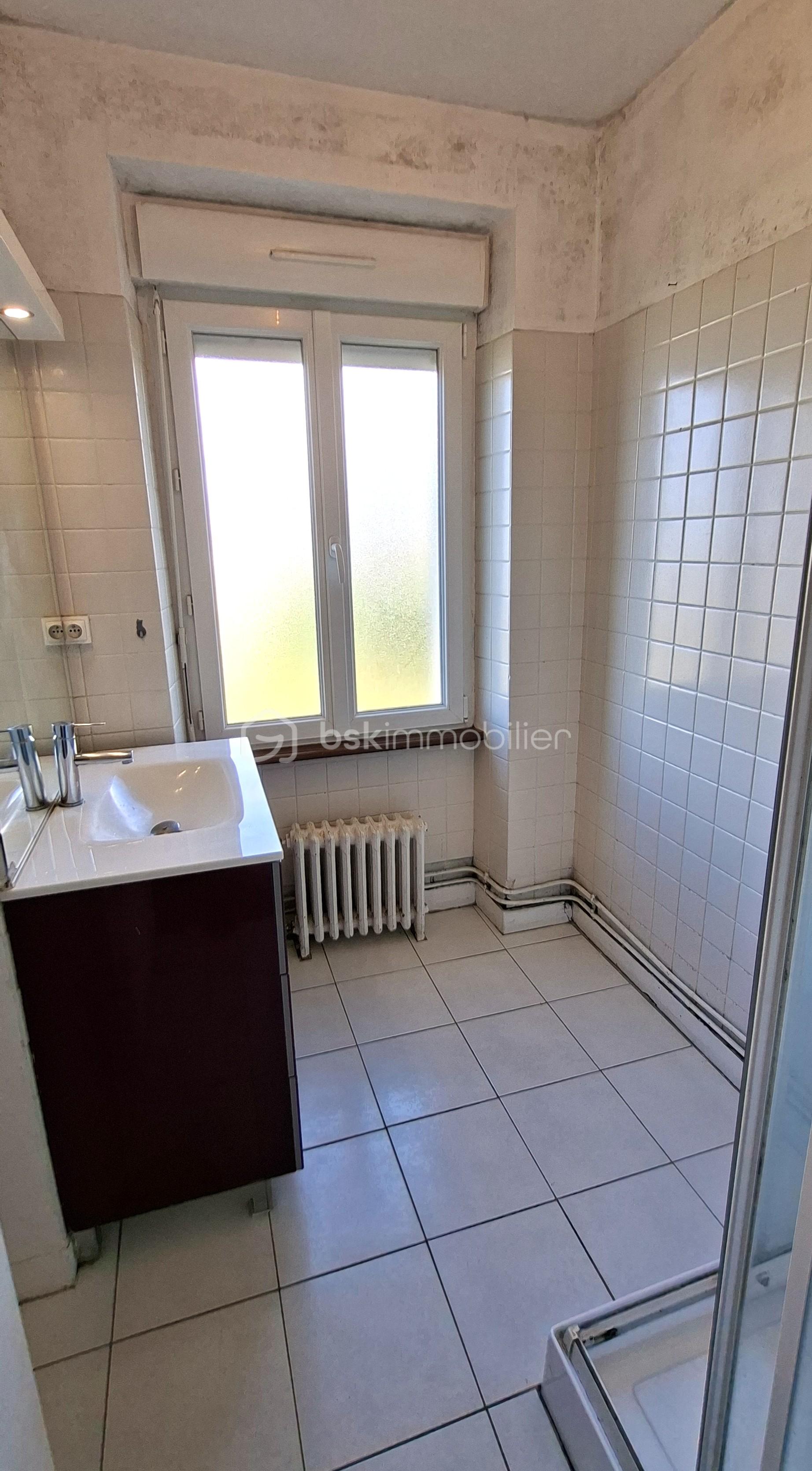 Maison en pierre de 112 m² - CHUBERRE sdb 1 étage.jpg