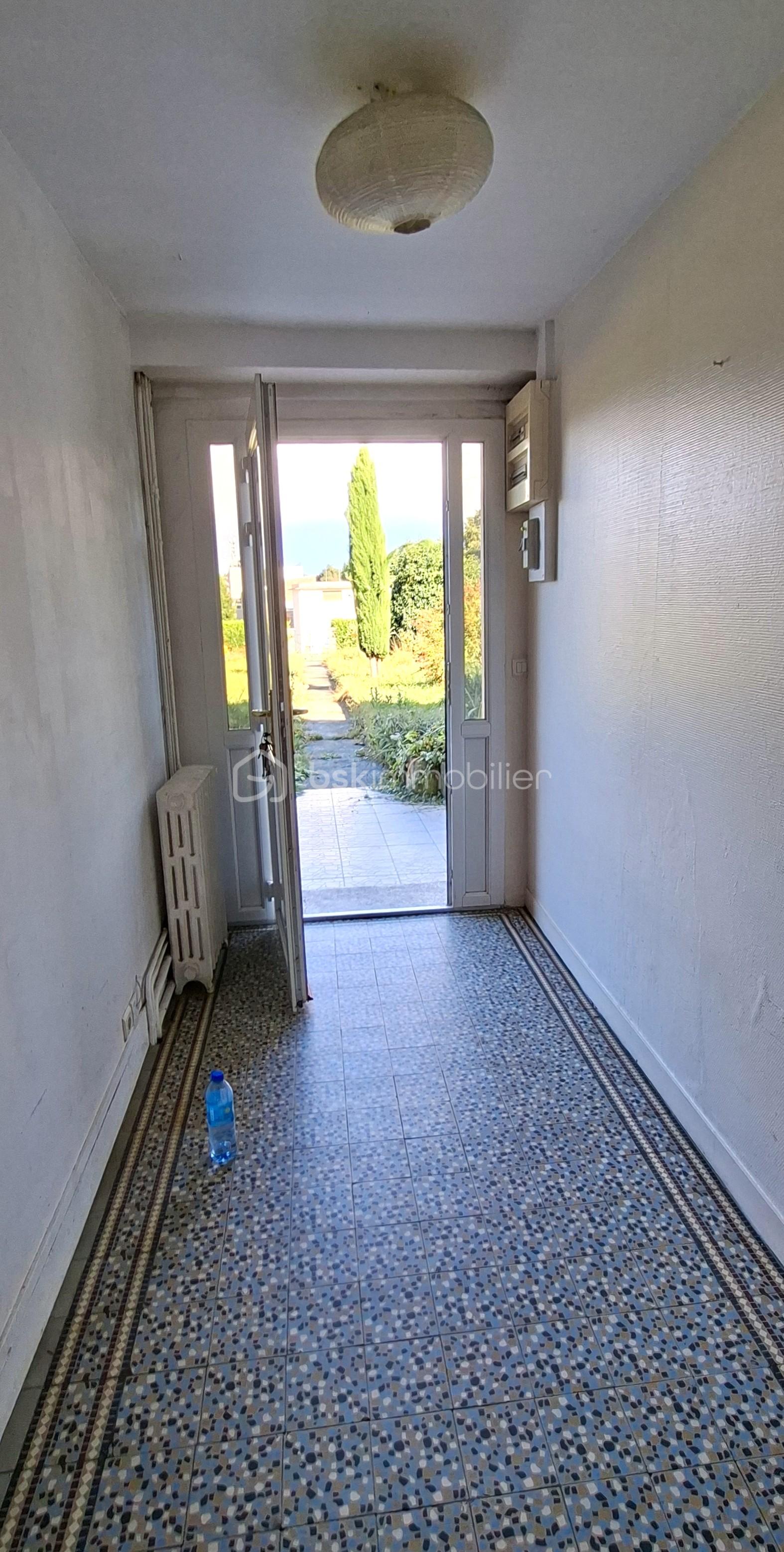 Maison en pierre de 112 m² - CHUBERRE hall d'entrée vers porte .jpg