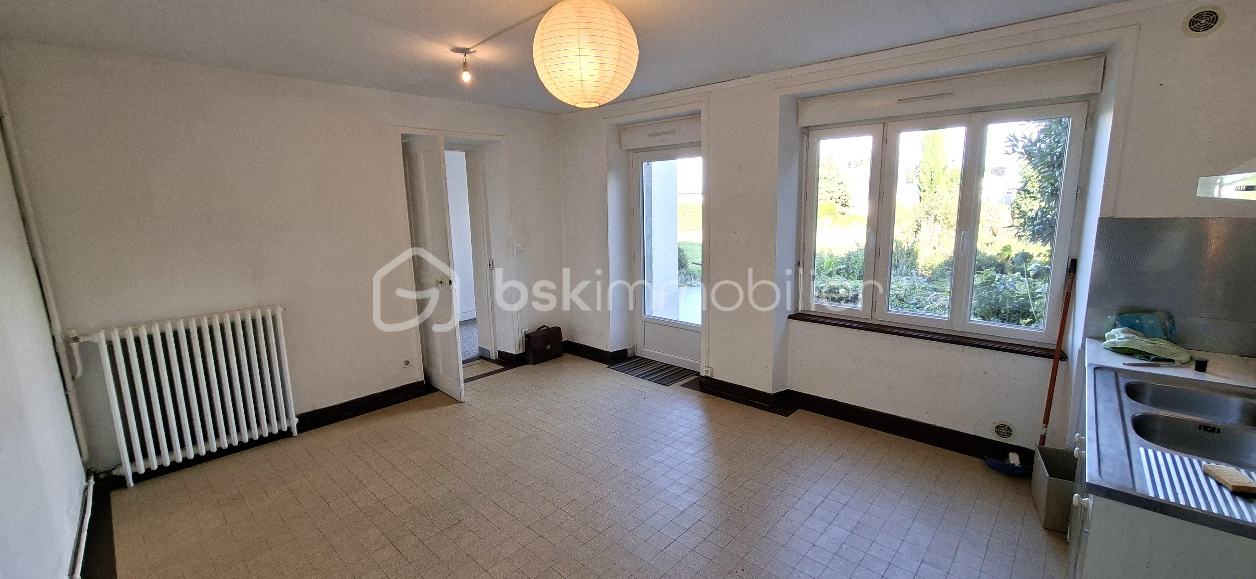 Maison en pierre de 112 m² - CHUBERRE cuisine 1 vers fenêtre .jpg