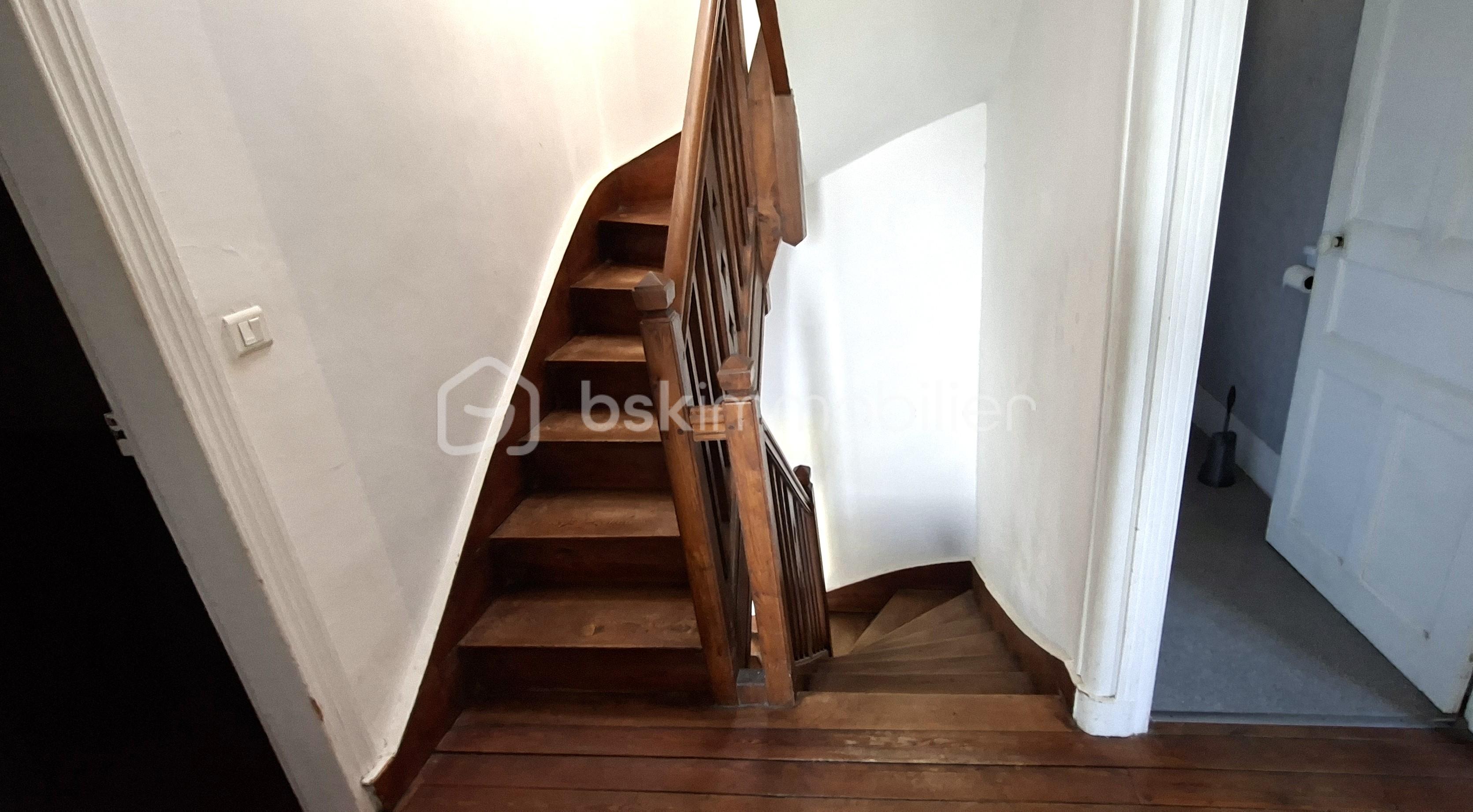 Maison en pierre de 112 m² - CHUBERRE escalier étage .jpg