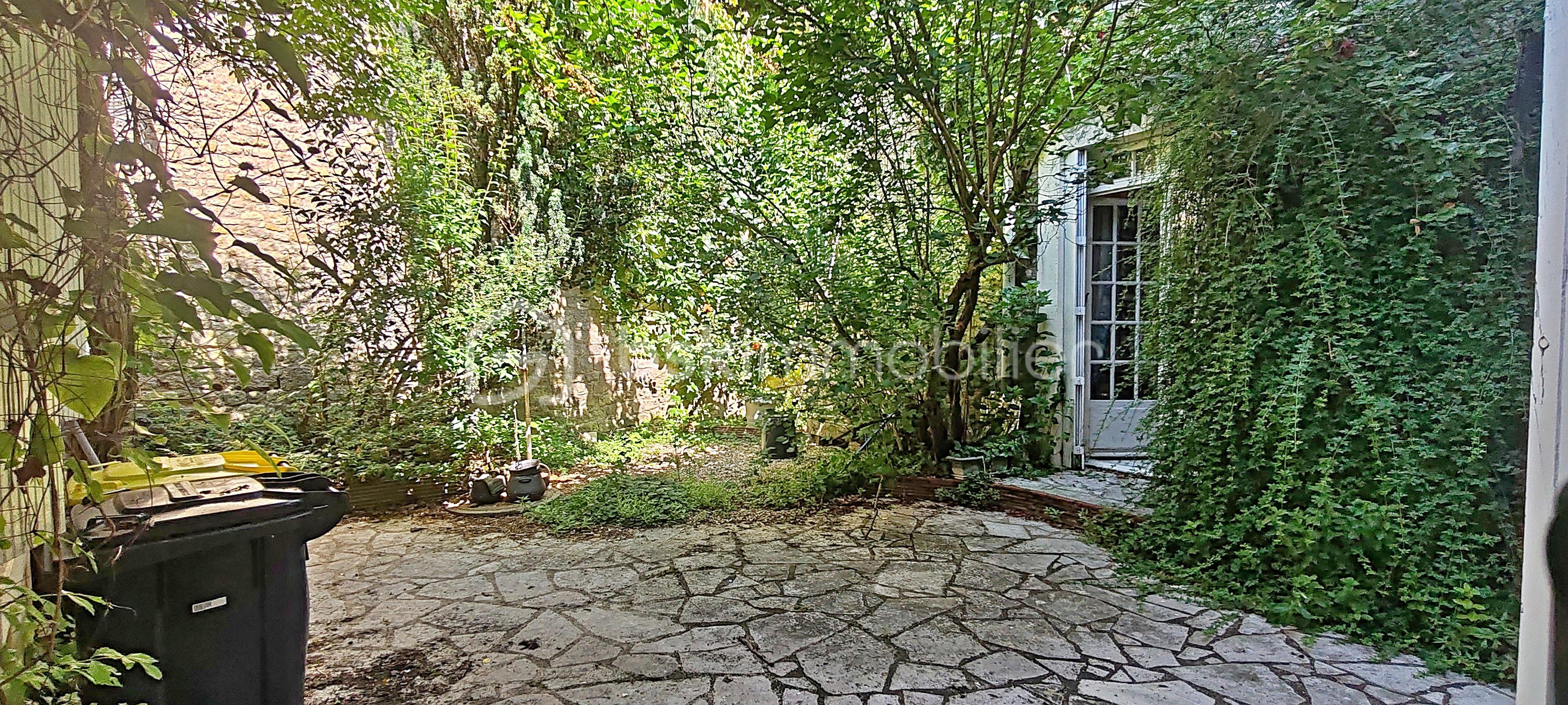 Immeuble mixte de 198 m² - COUR.jpg