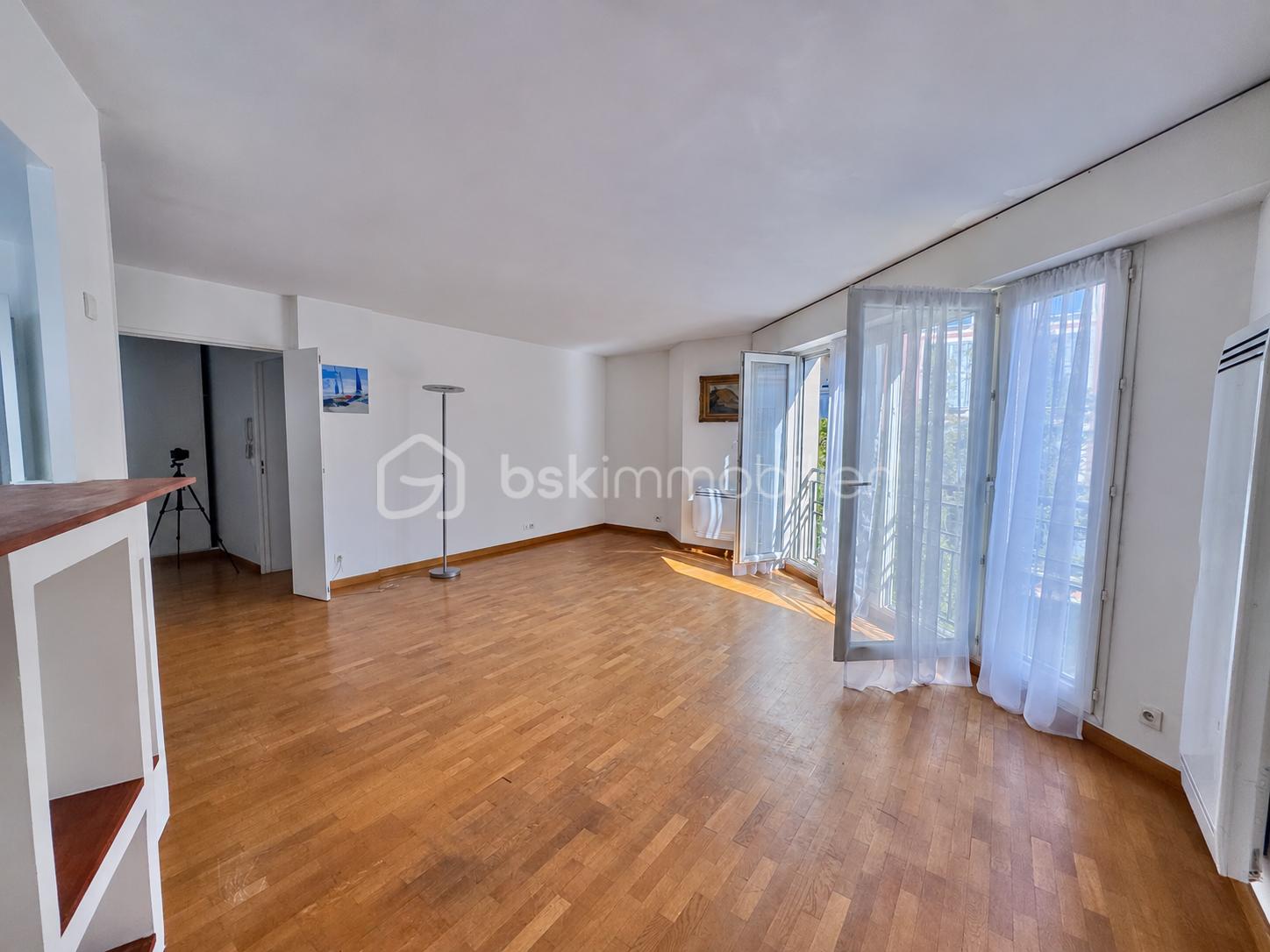 Salon lumineux avec parquet naturel.png