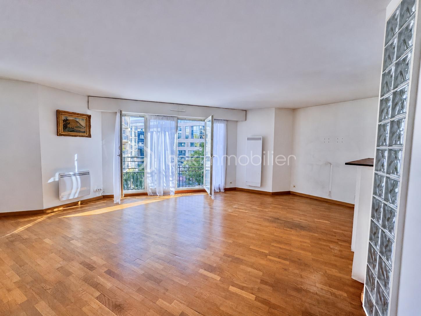 Salon moderne vide et lumineux.png